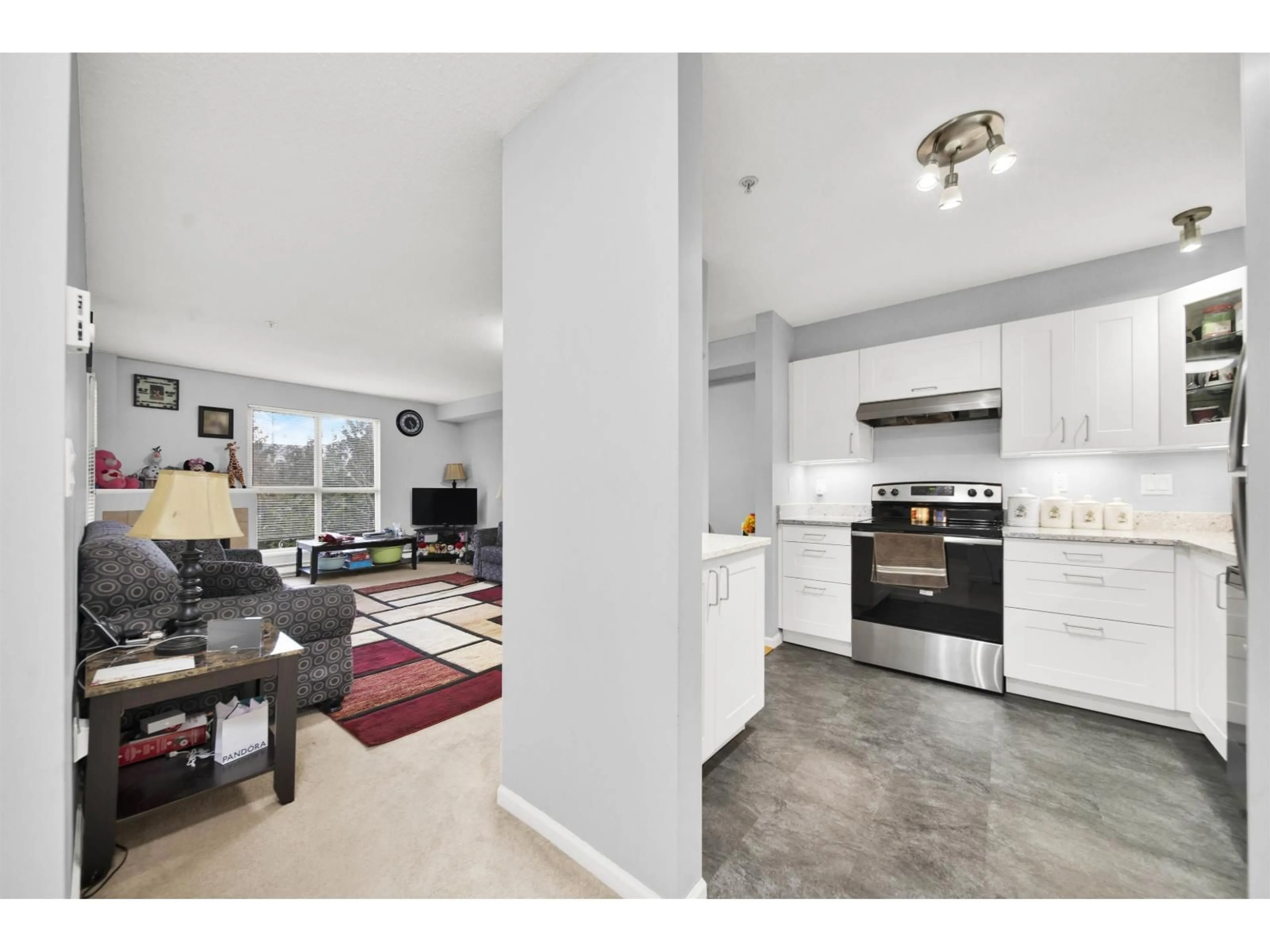 Open concept kitchen, ceramic/tile floor for 311 - 13780 76, Surrey British Columbia V3W1E5