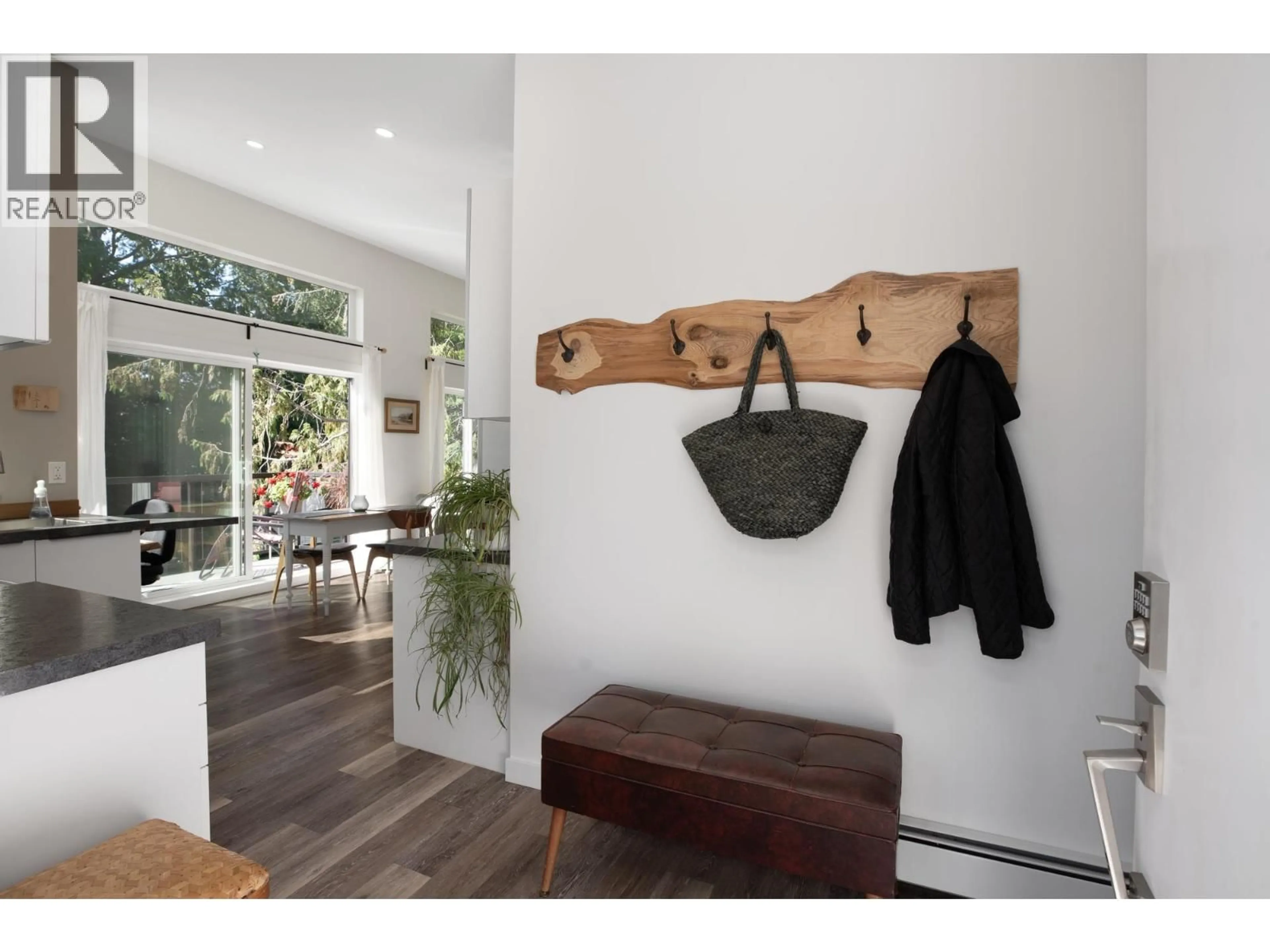 Indoor entryway for 7835 REDROOFFS ROAD, Halfmoon Bay British Columbia V7Z1A4