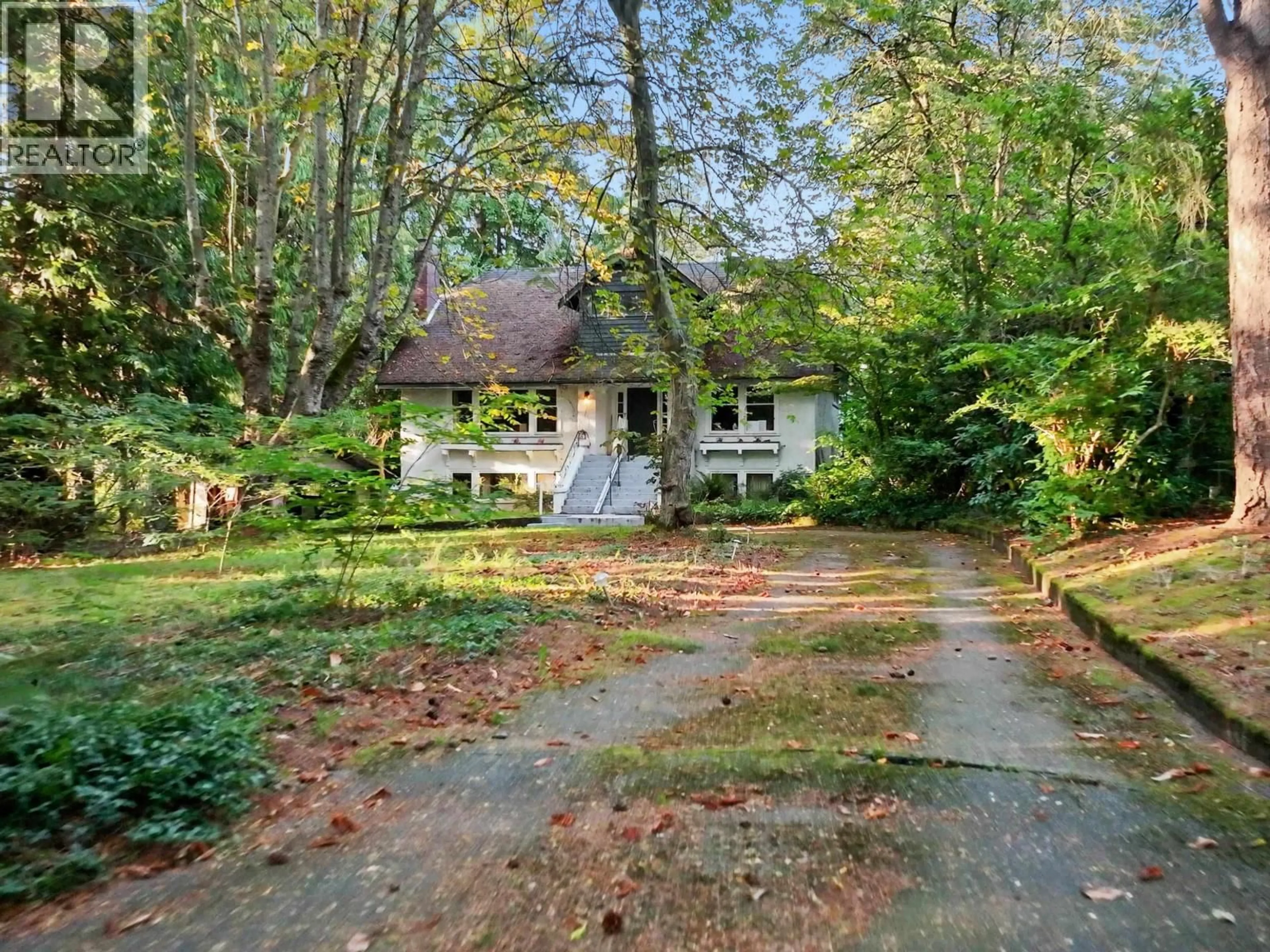 A pic from outside/outdoor area/front of a property/back of a property/a pic from drone, street for 4755 6TH AVENUE, Vancouver British Columbia V6T1C4