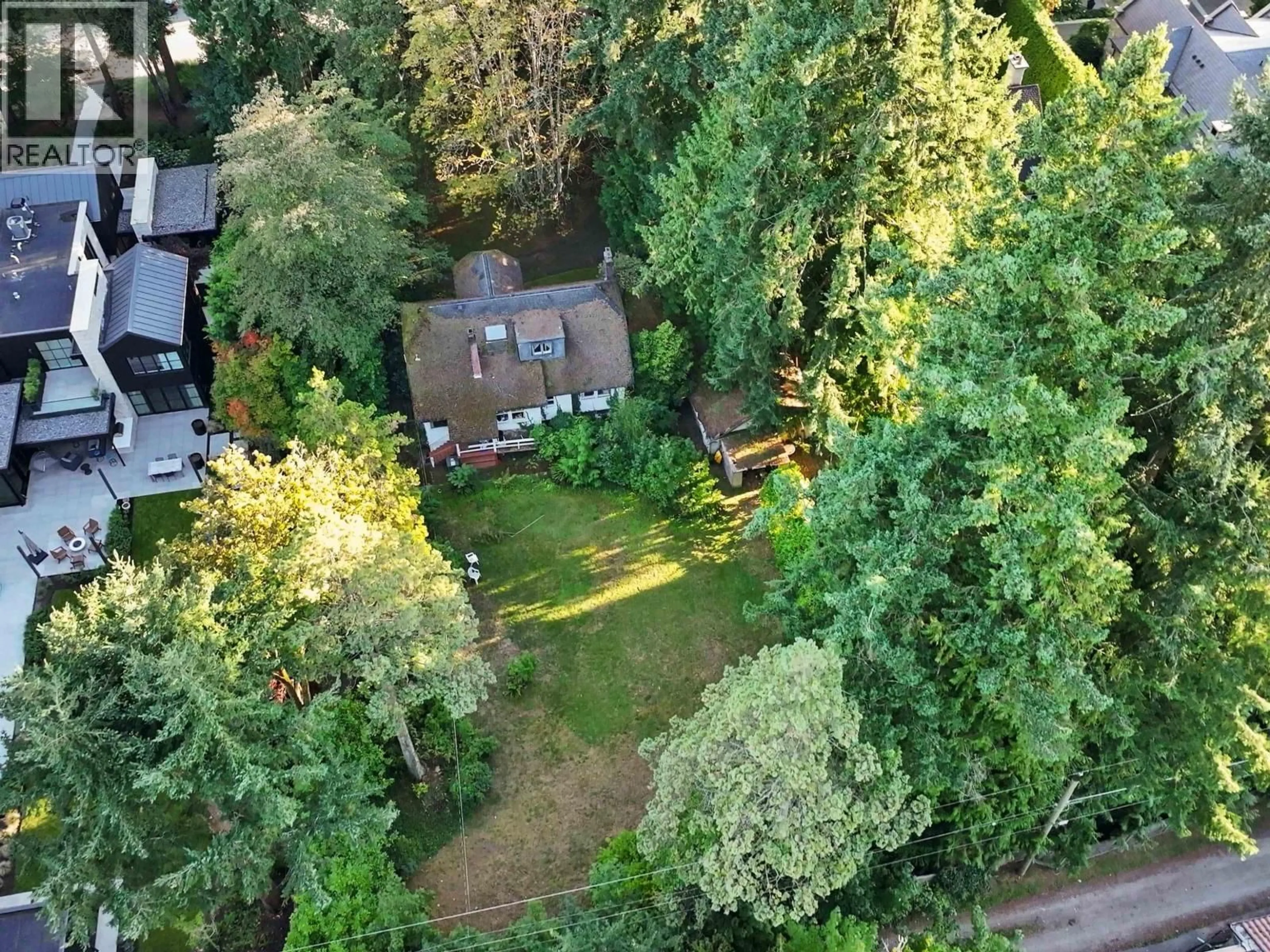 A pic from outside/outdoor area/front of a property/back of a property/a pic from drone, forest/trees view for 4755 6TH AVENUE, Vancouver British Columbia V6T1C4