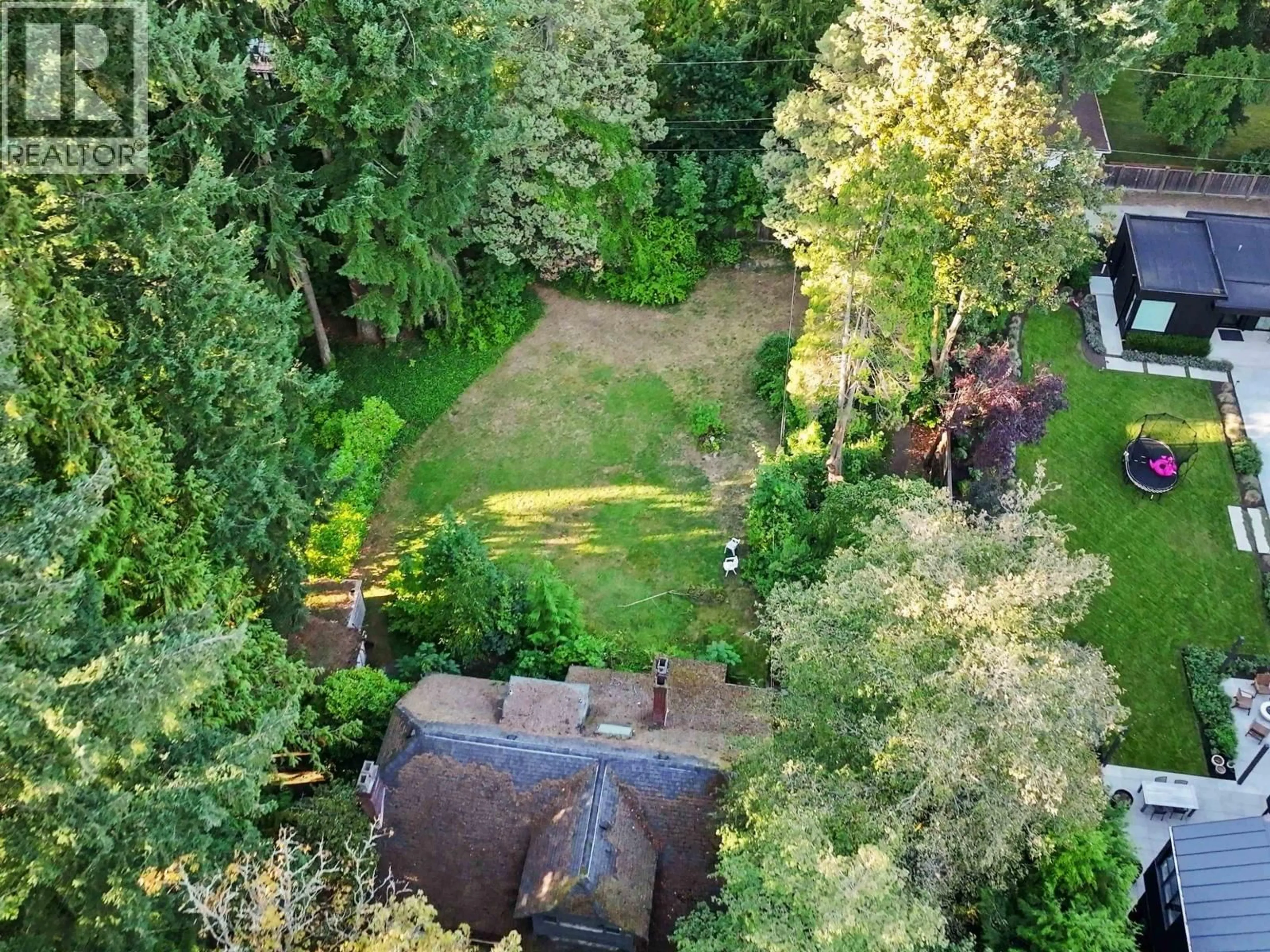 A pic from outside/outdoor area/front of a property/back of a property/a pic from drone, forest/trees view for 4755 6TH AVENUE, Vancouver British Columbia V6T1C4