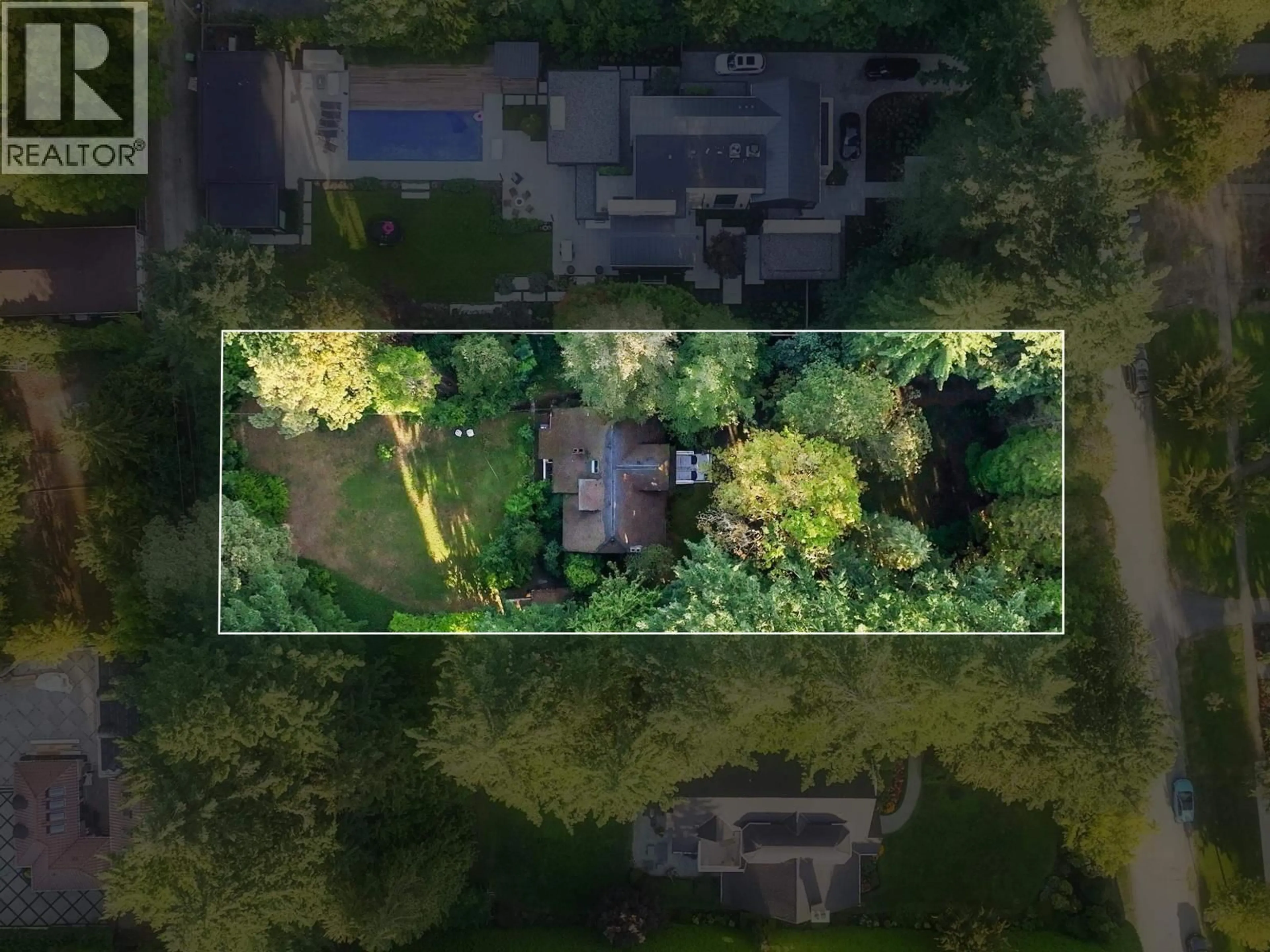 A pic from outside/outdoor area/front of a property/back of a property/a pic from drone, forest/trees view for 4755 6TH AVENUE, Vancouver British Columbia V6T1C4