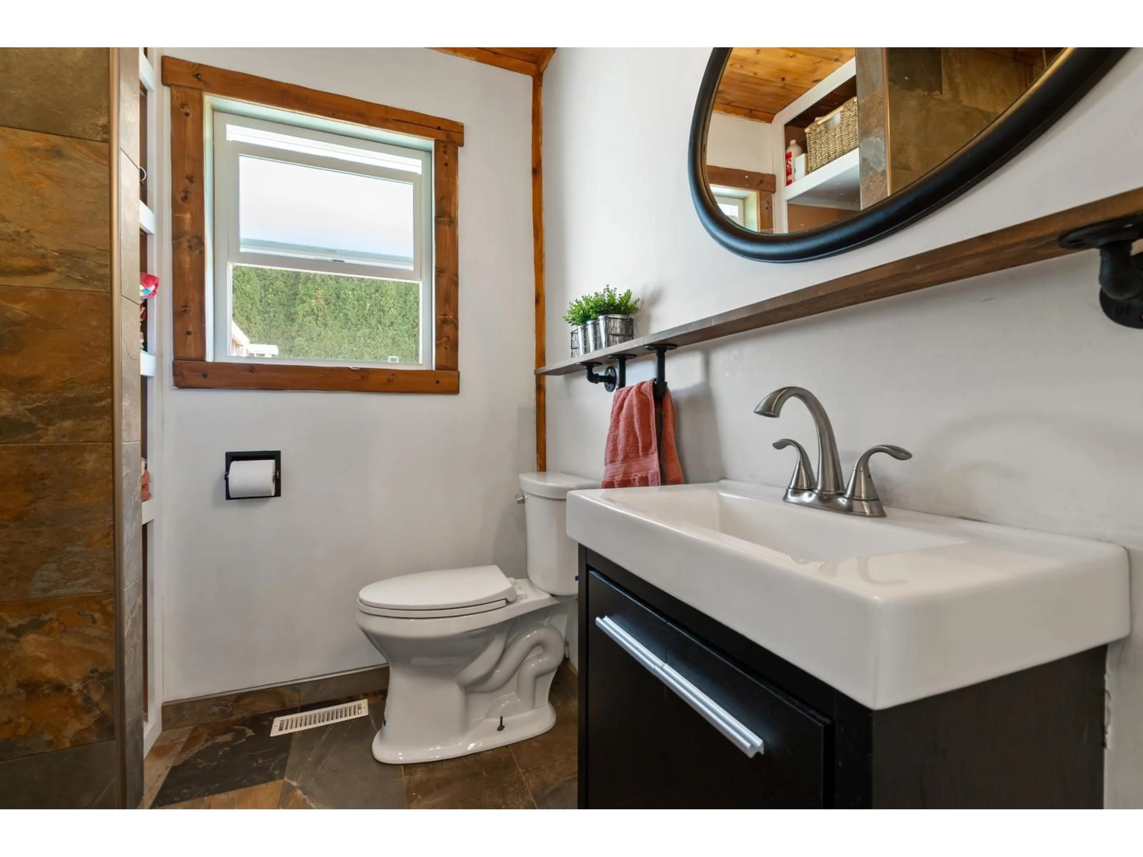 Standard bathroom, ceramic/tile floor for 6350 SUMAS PRAIRIE ROAD, Sardis - Greendale British Columbia V2R4N6