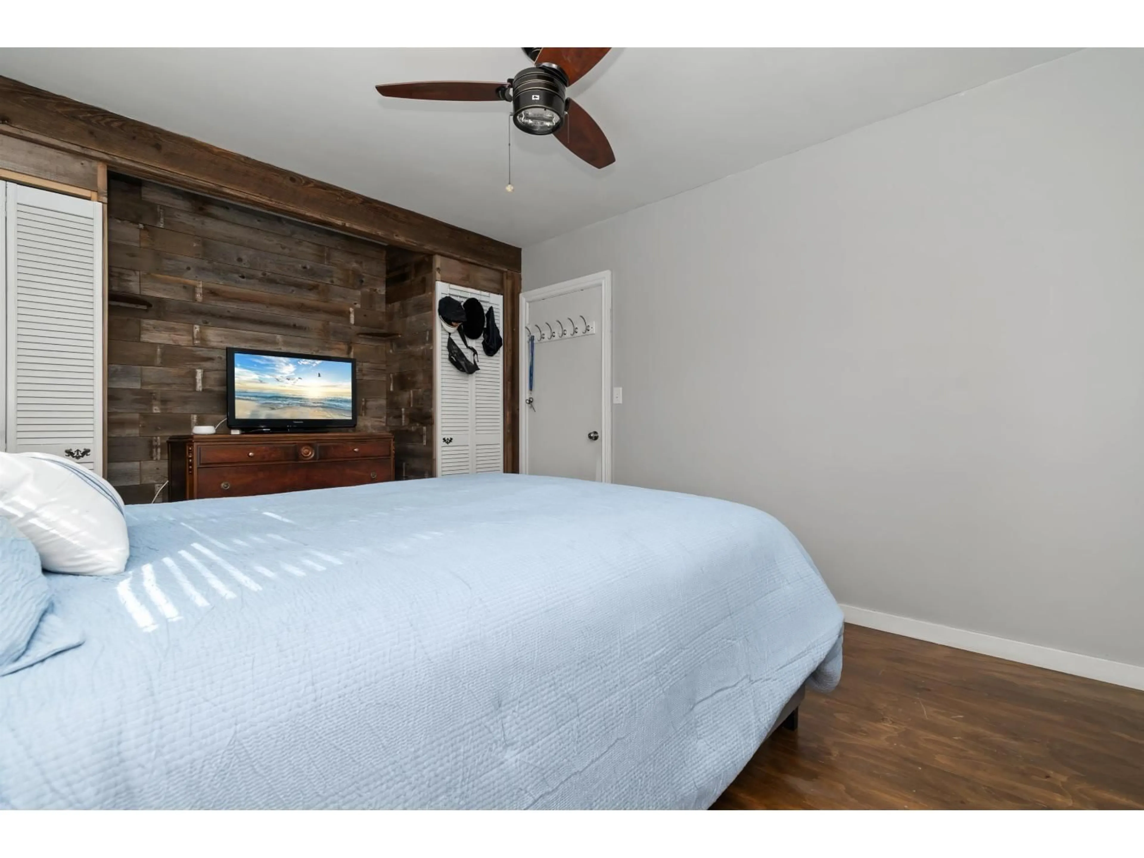 Bedroom with bed, wood/laminate floor for 6350 SUMAS PRAIRIE ROAD, Sardis - Greendale British Columbia V2R4N6
