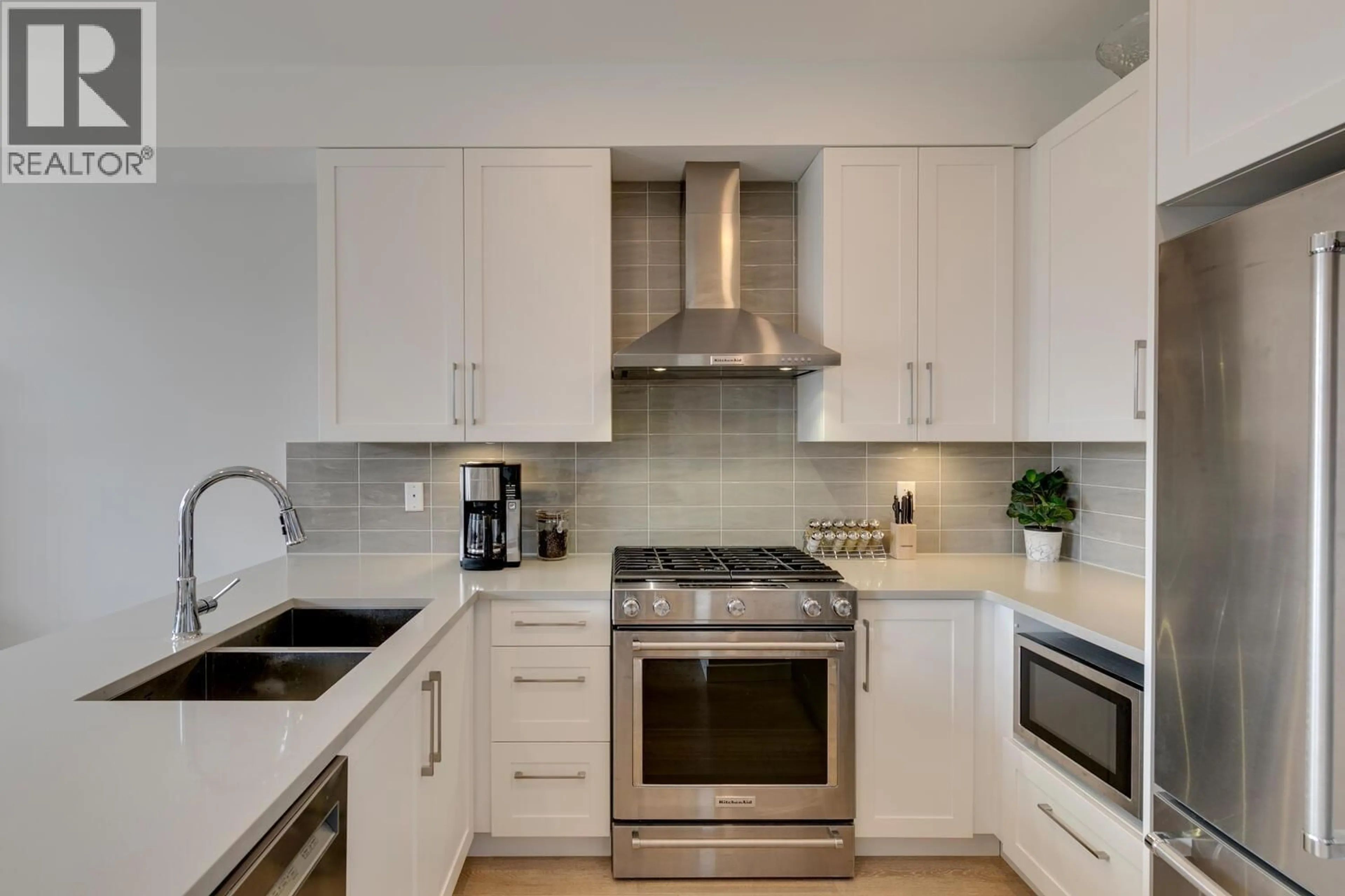 Contemporary kitchen, ceramic/tile floor for 5 - 41365 SKYRIDGE PLACE, Squamish British Columbia V8B0Y6
