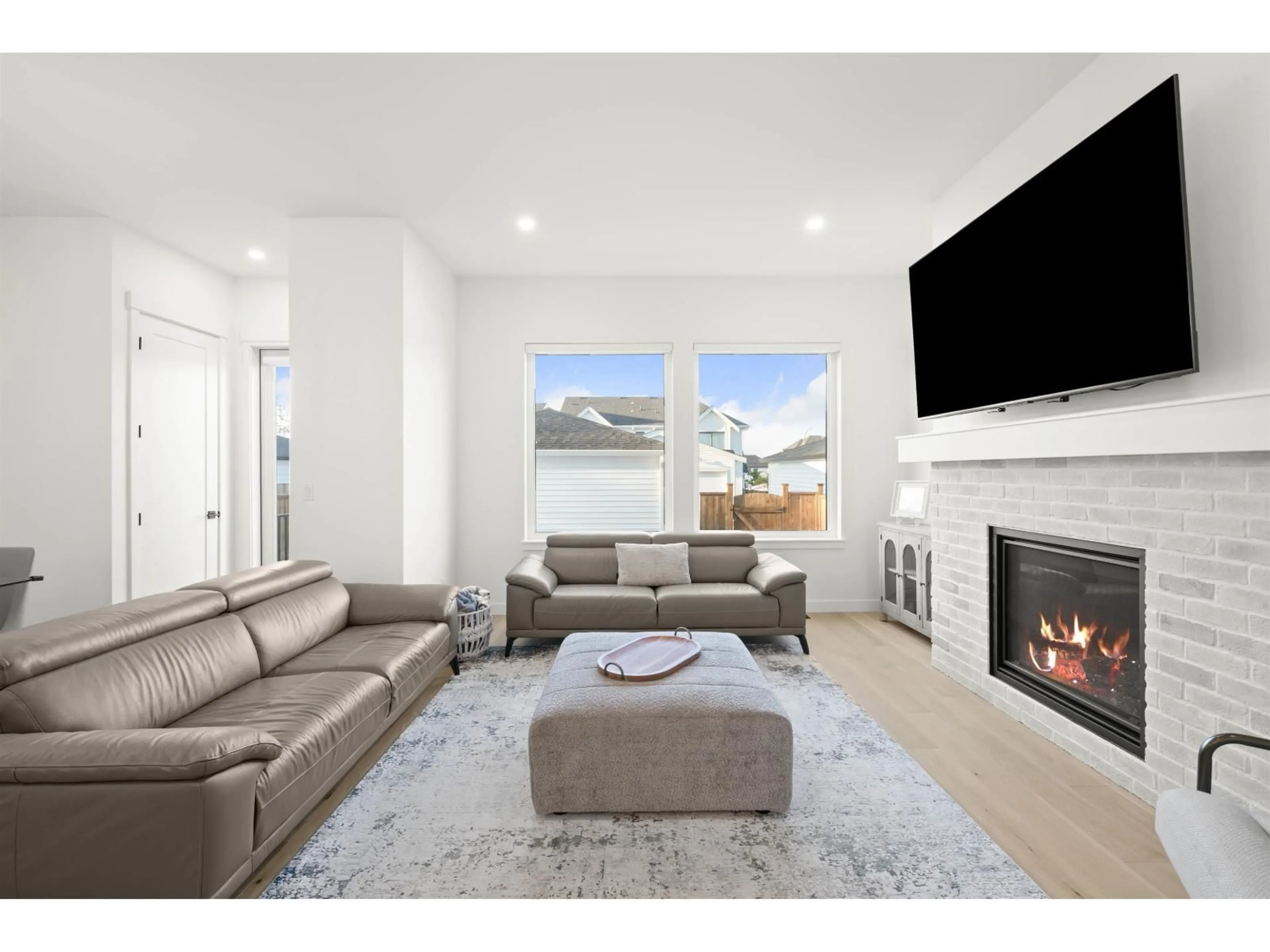 Living room with furniture, unknown for 19627 75, Langley British Columbia V2Y3R9