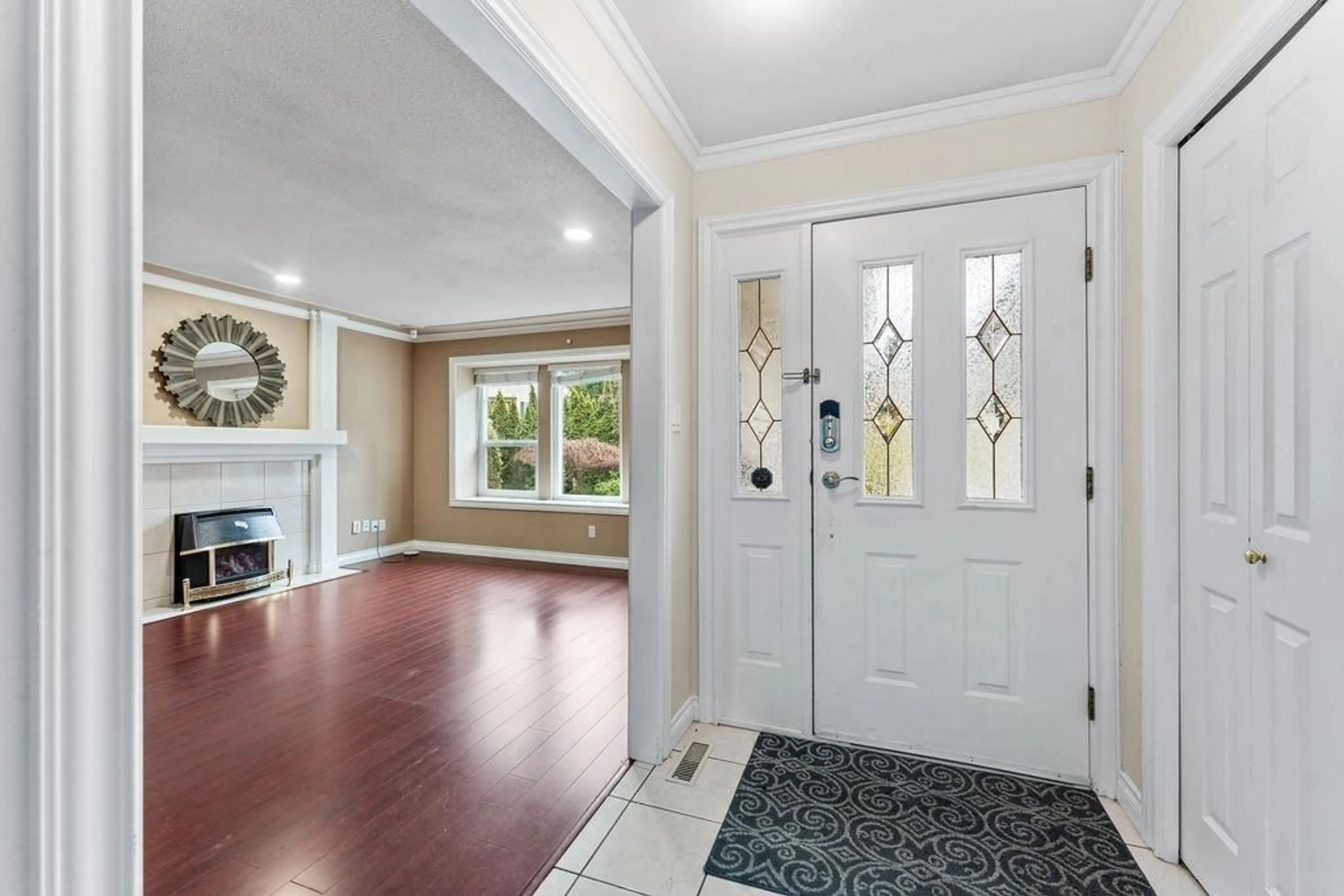 Indoor entryway for 15473 27A, Surrey British Columbia V4P1G1