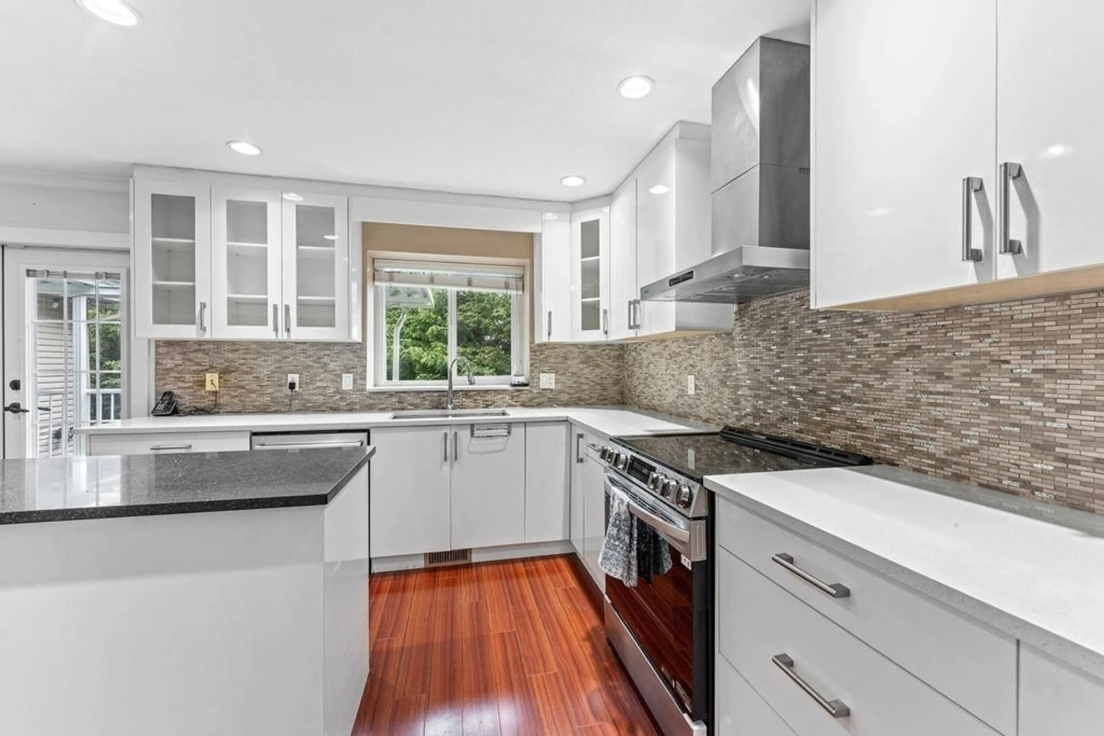 Contemporary kitchen, ceramic/tile floor for 15473 27A, Surrey British Columbia V4P1G1