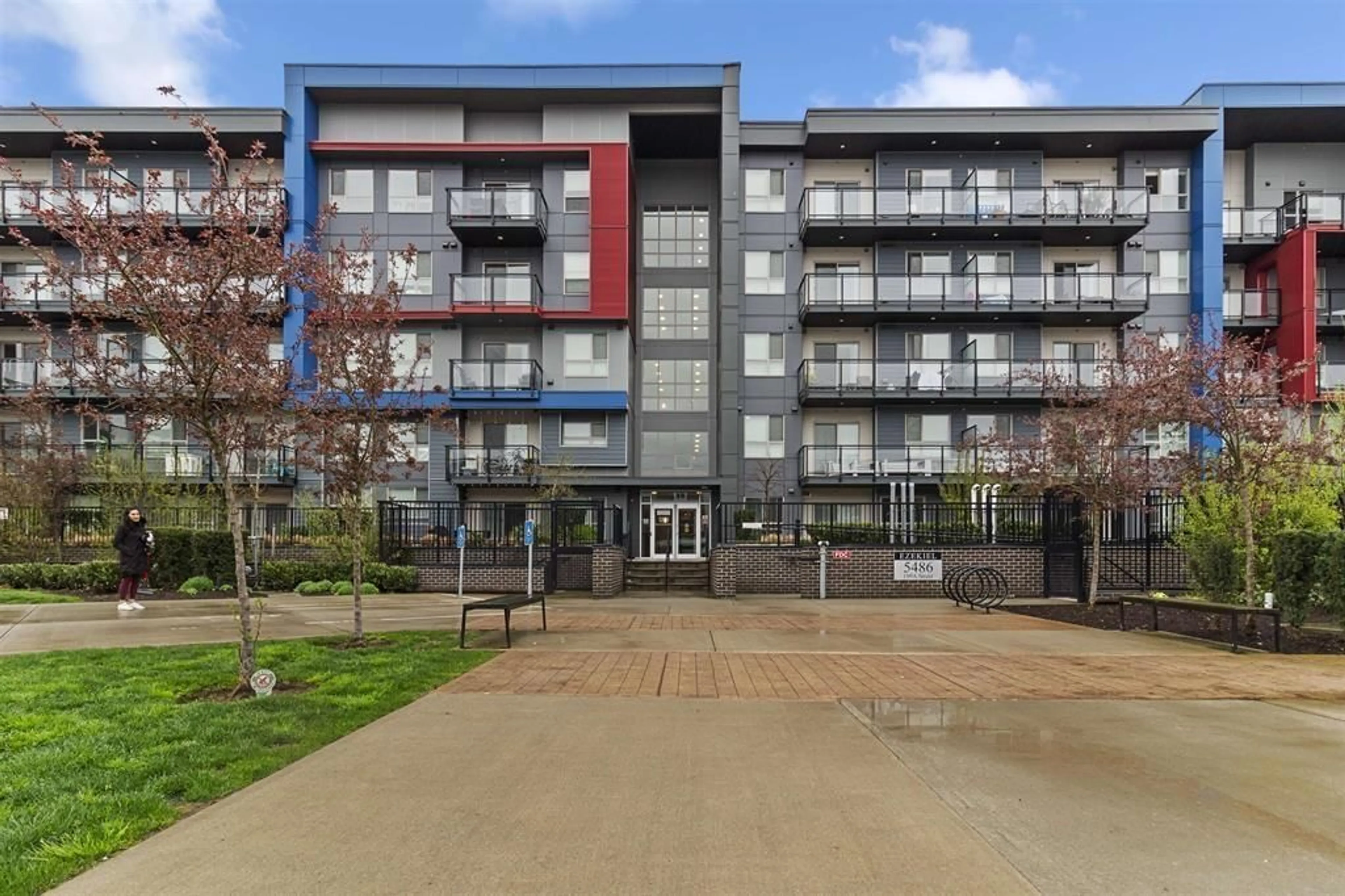 Patio, building for 118 - 5486 199A, Langley British Columbia V3A0N6