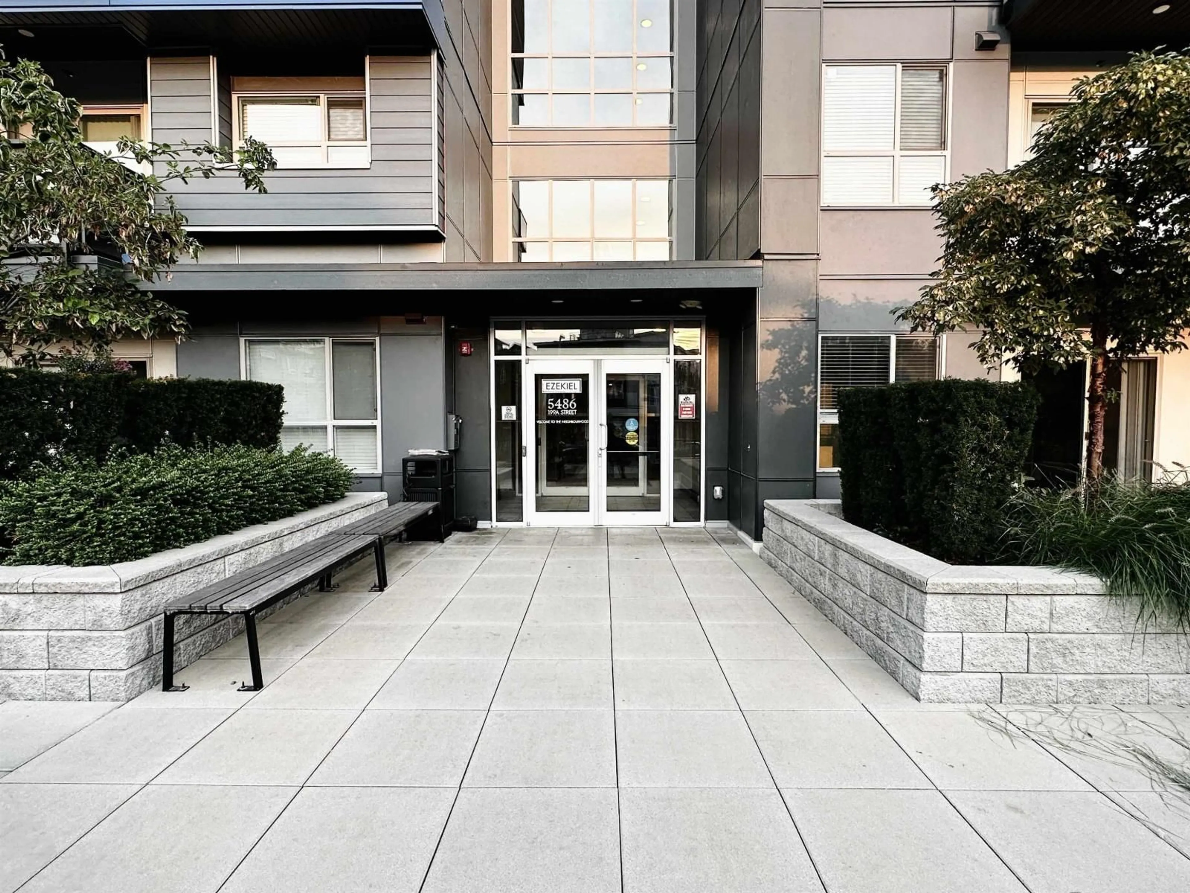 Patio, building for 118 - 5486 199A, Langley British Columbia V3A0N6
