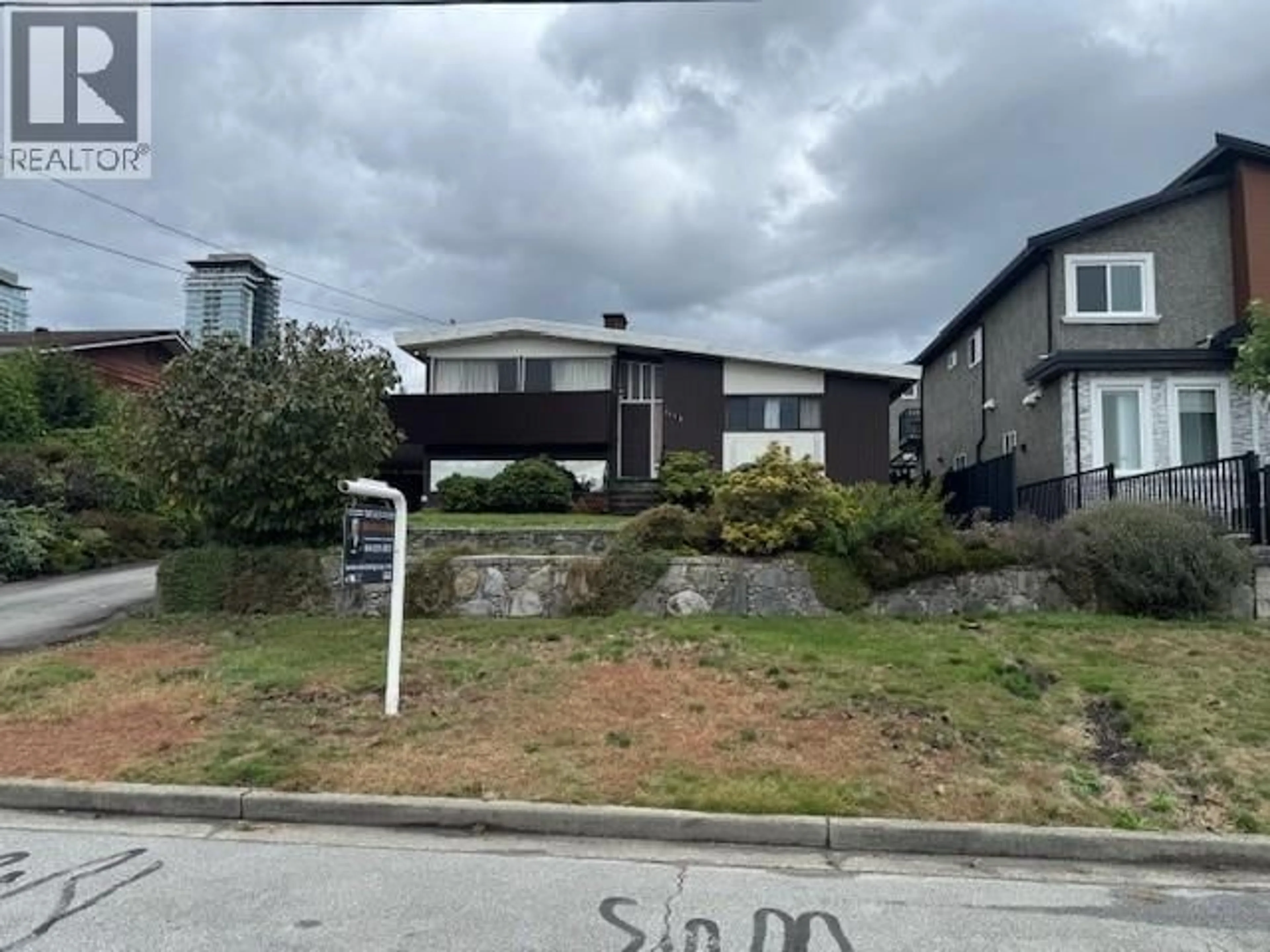 A pic from outside/outdoor area/front of a property/back of a property/a pic from drone, street for 1115 MADORE AVENUE, Coquitlam British Columbia V3K3C1