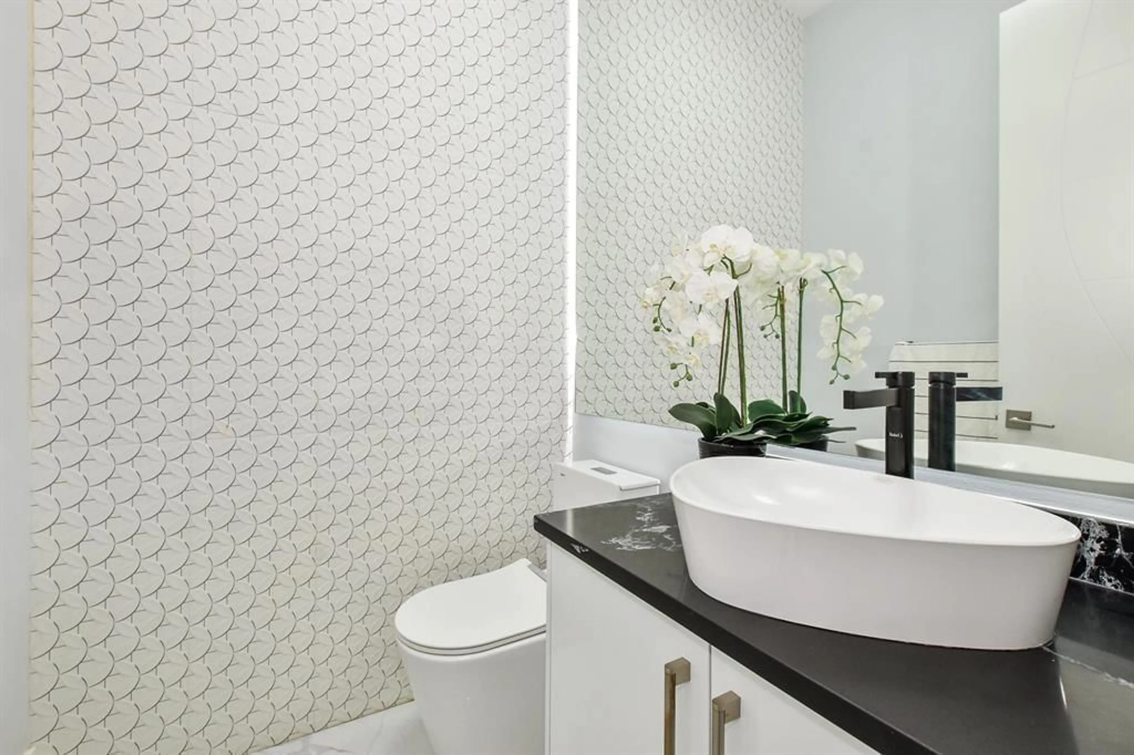 Contemporary bathroom, ceramic/tile floor for 2778 PRINCESS, Abbotsford British Columbia V2T2S6