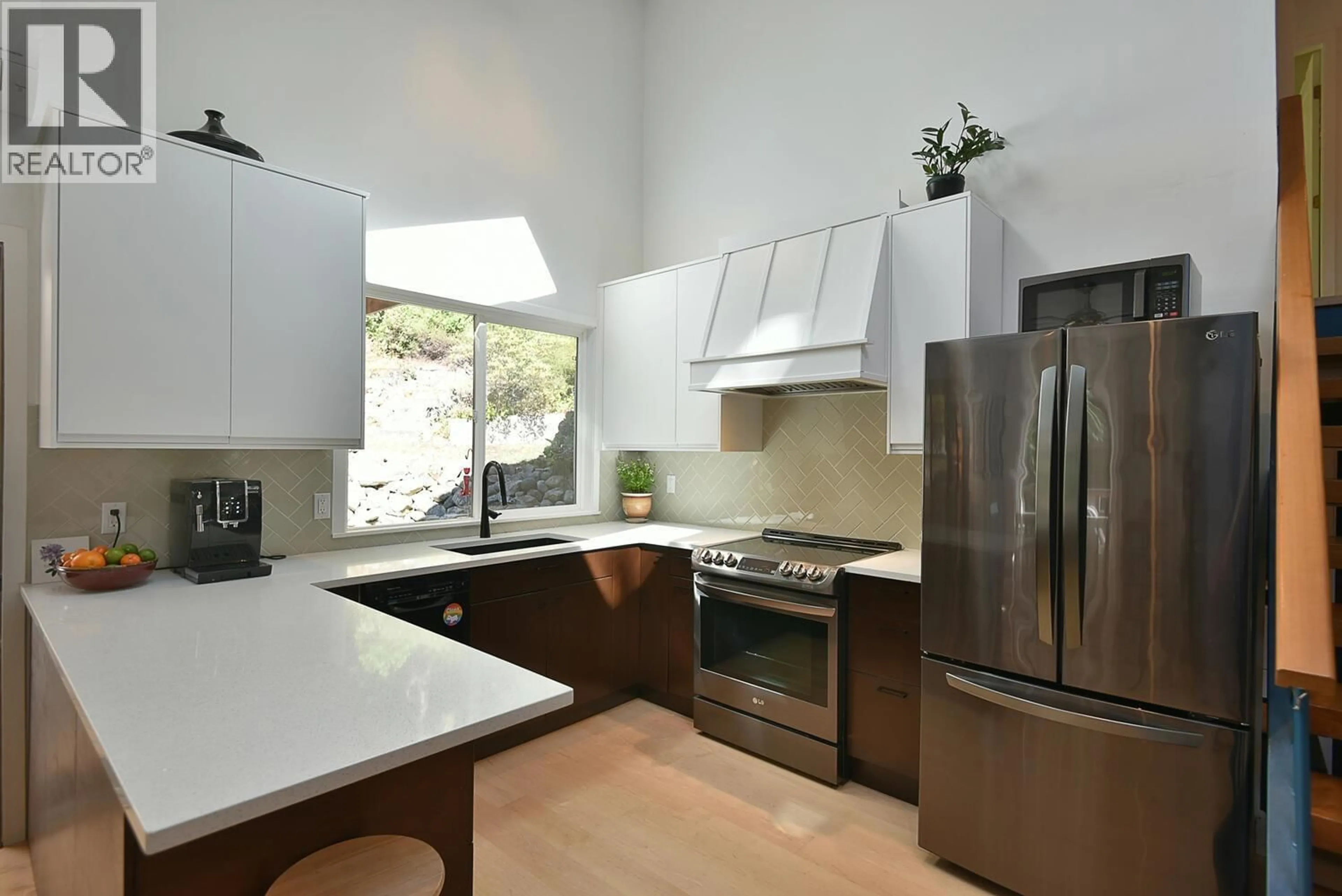 Contemporary kitchen, unknown for 5640 CARMEL PLACE, Sechelt British Columbia V7Z0C6