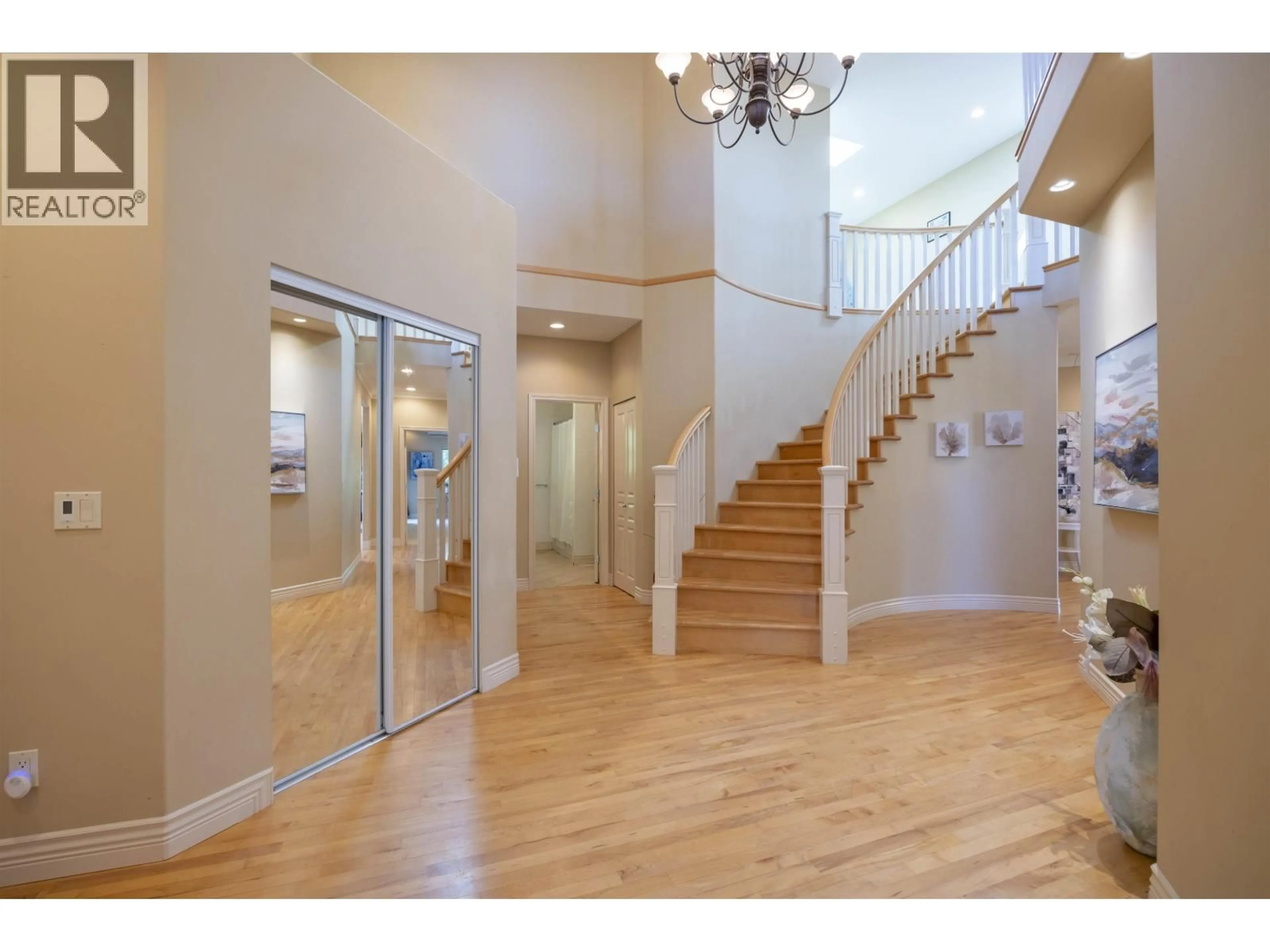 Indoor foyer for 1625 PARKWAY BOULEVARD, Coquitlam British Columbia V3E3M7