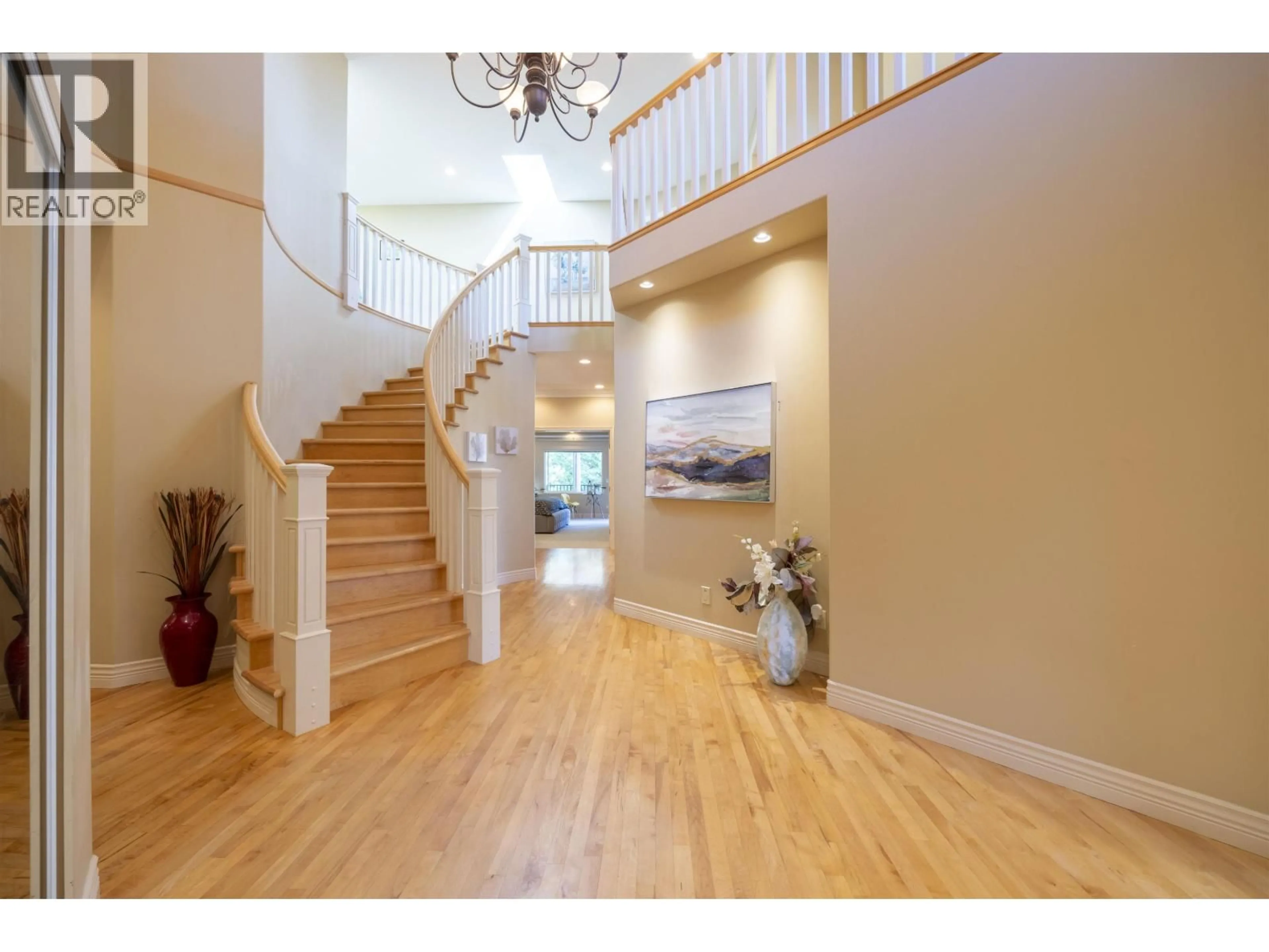 Indoor foyer for 1625 PARKWAY BOULEVARD, Coquitlam British Columbia V3E3M7