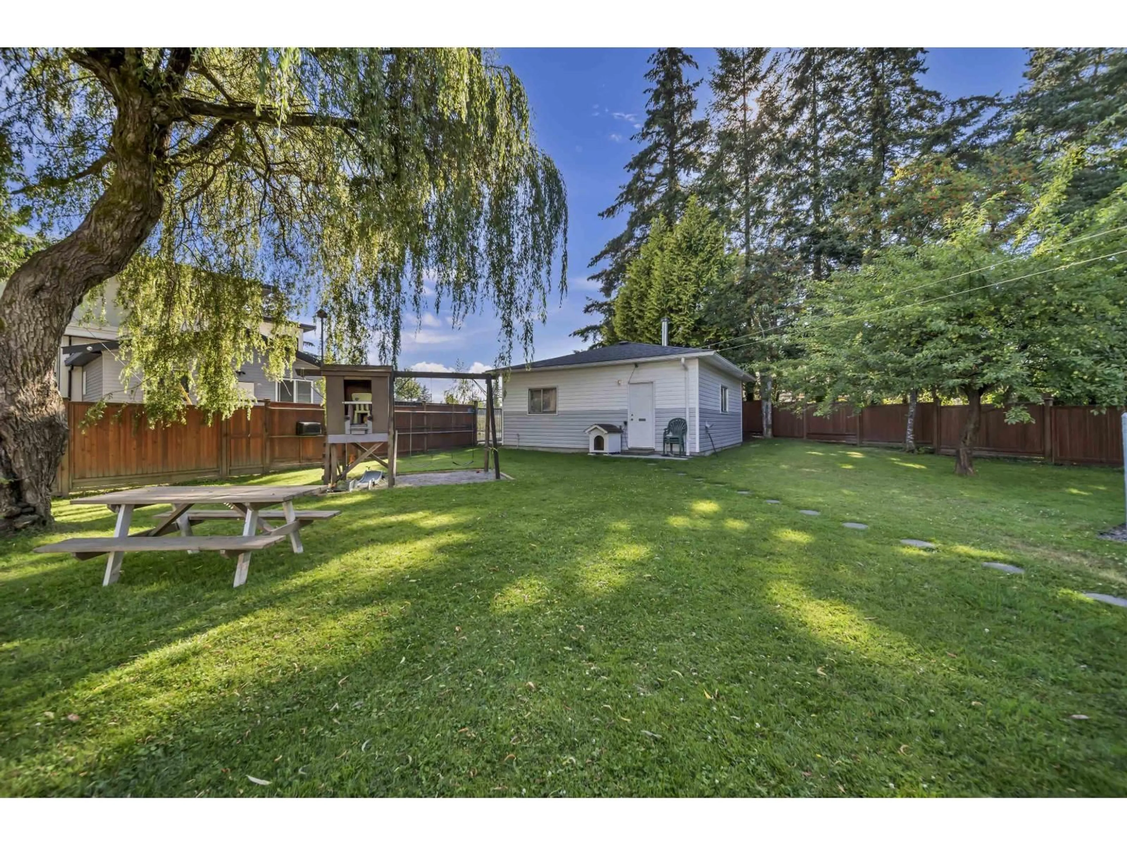 Patio, unknown for 12448 97B, Surrey British Columbia V3V2H8
