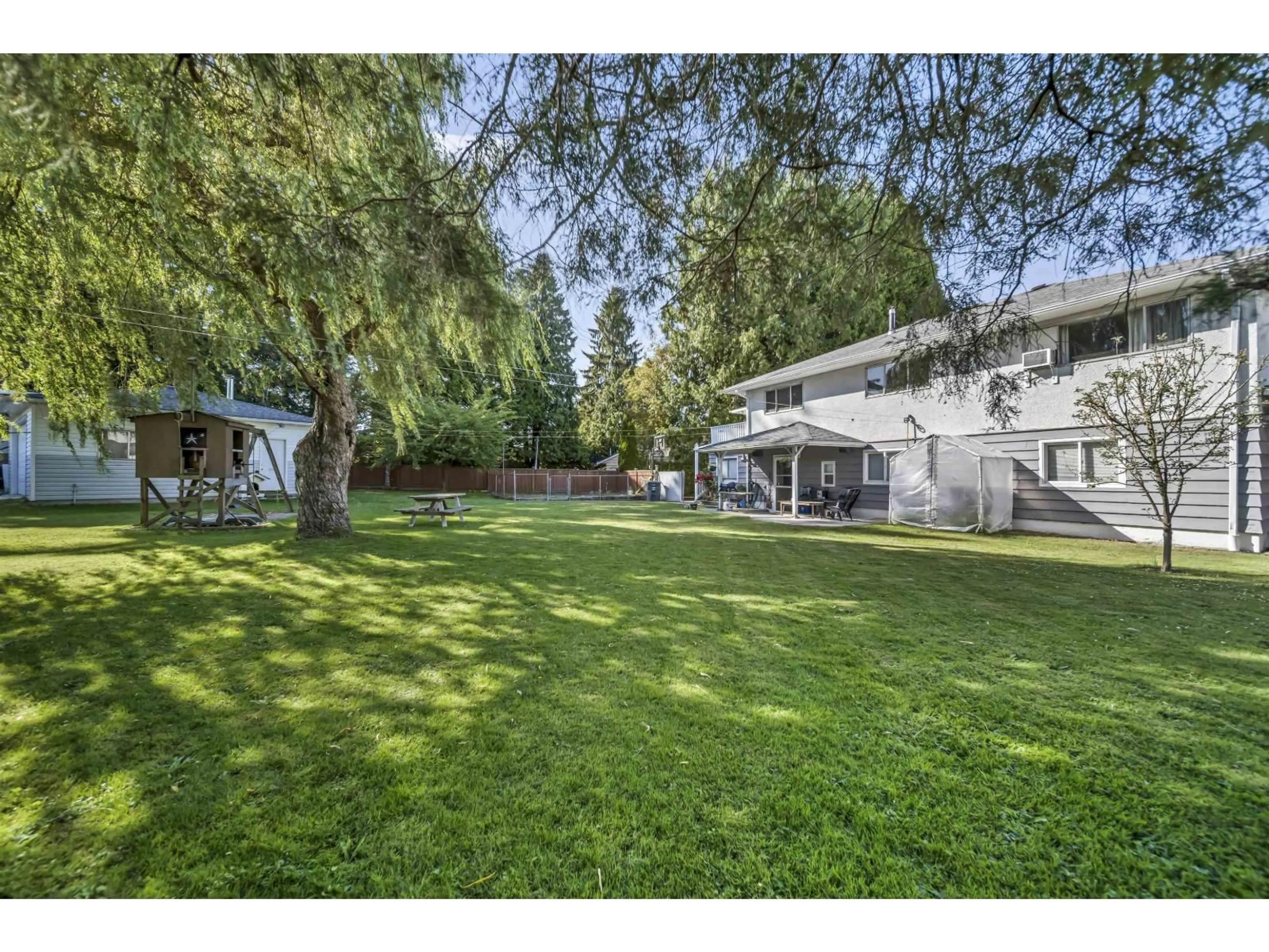 Patio, unknown for 12448 97B, Surrey British Columbia V3V2H8