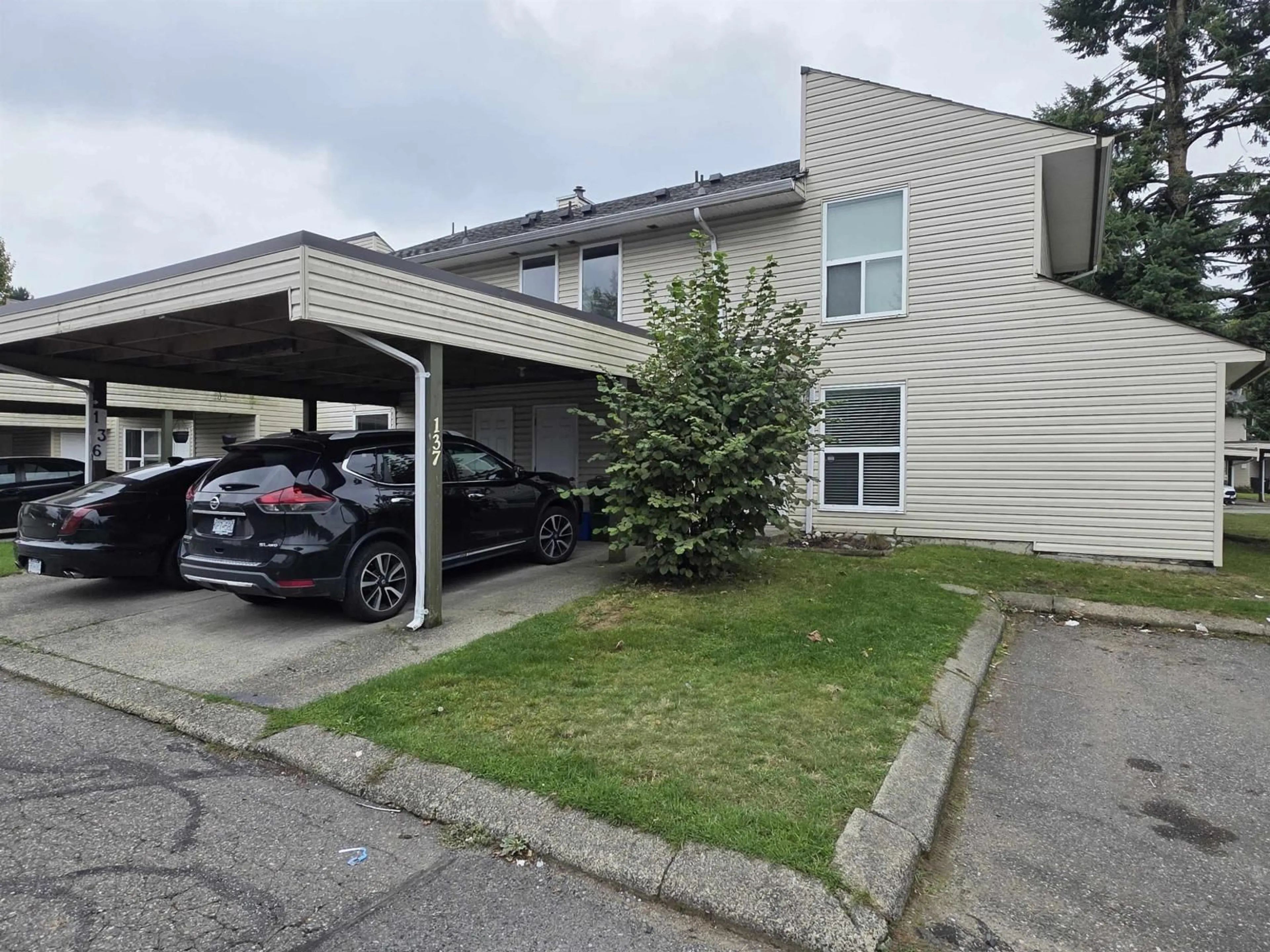 A pic from outside/outdoor area/front of a property/back of a property/a pic from drone, street for 137 - 3030 TRETHEWEY, Abbotsford British Columbia V2T4N2