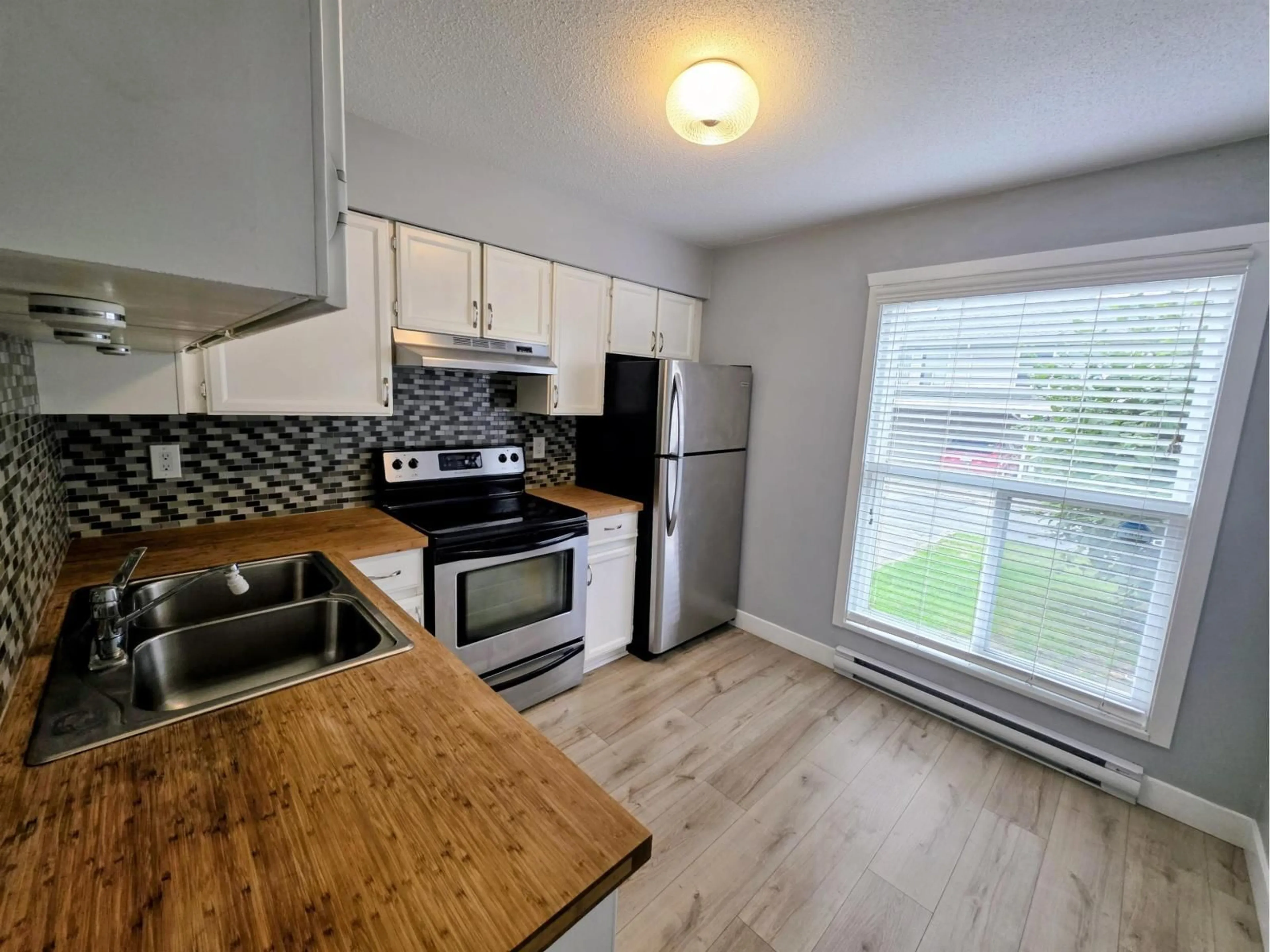 Standard kitchen, wood/laminate floor for 137 - 3030 TRETHEWEY, Abbotsford British Columbia V2T4N2
