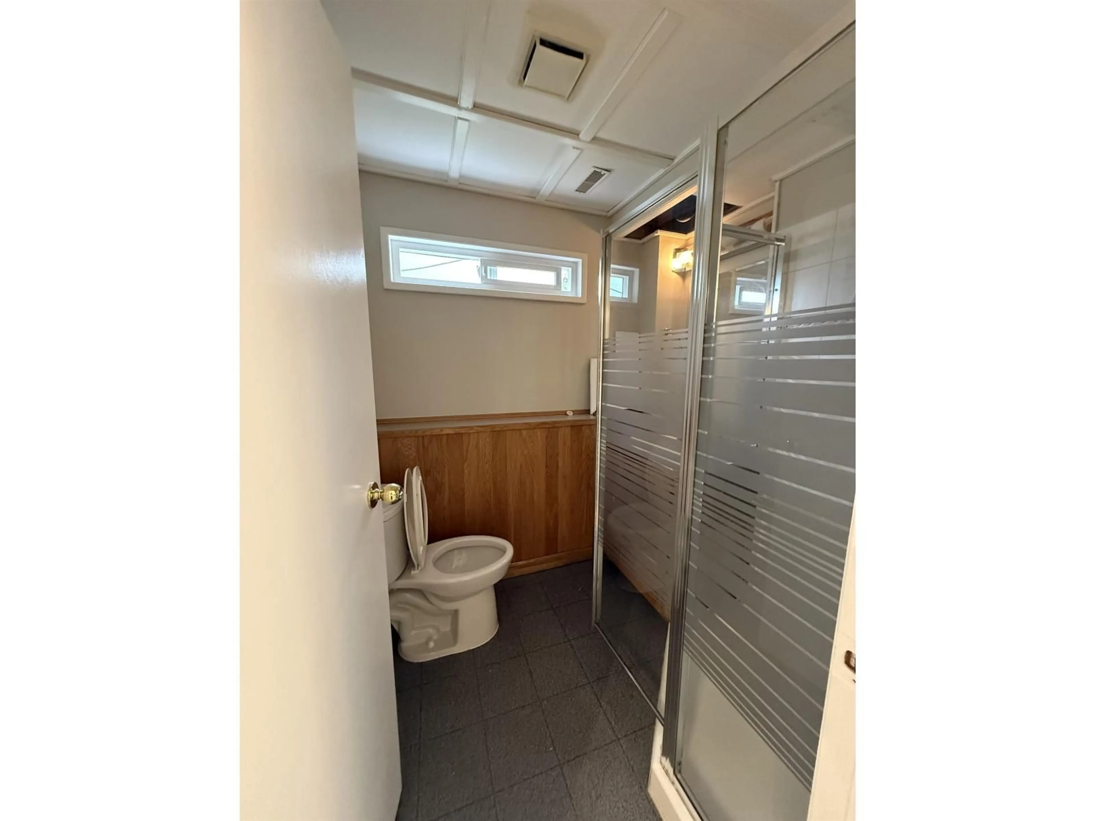 Standard bathroom, floor is not visible for 33281 MYRTLE, Mission British Columbia V2V5P5