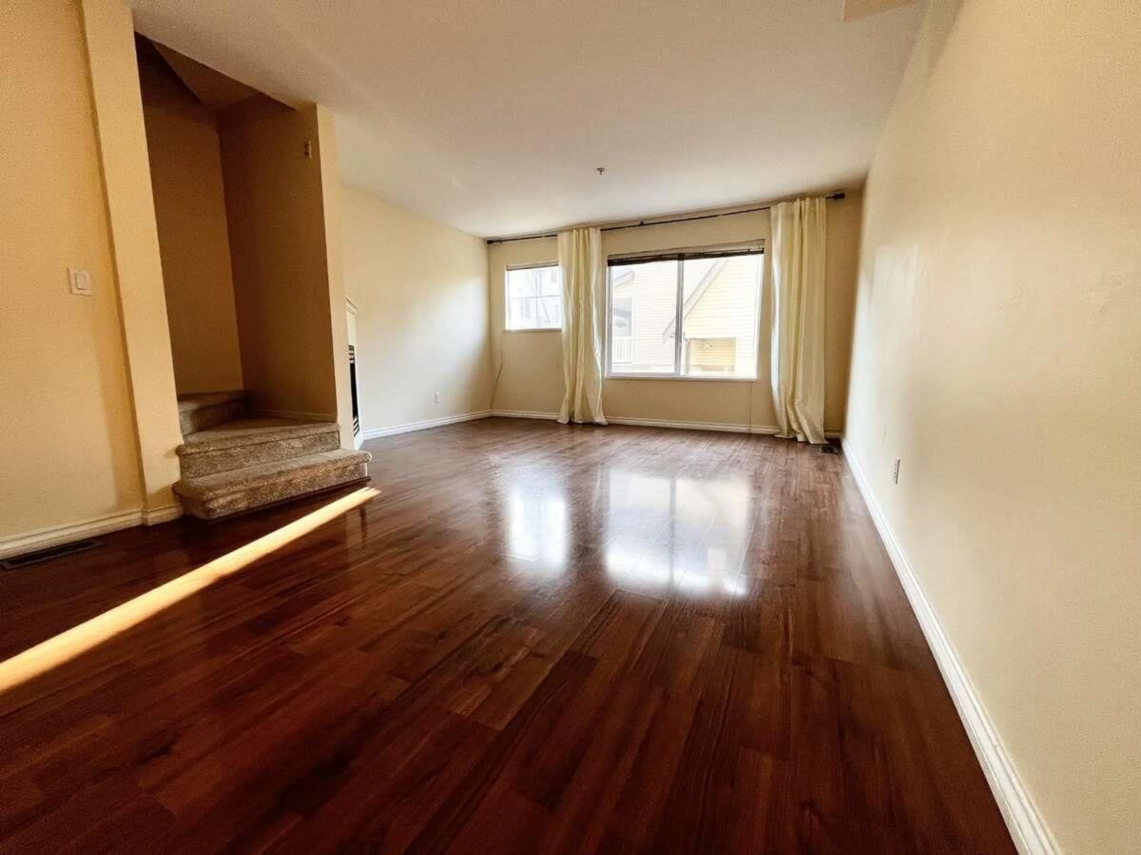 A pic of a room for 5 - 15355 26, Surrey British Columbia V4P1C4