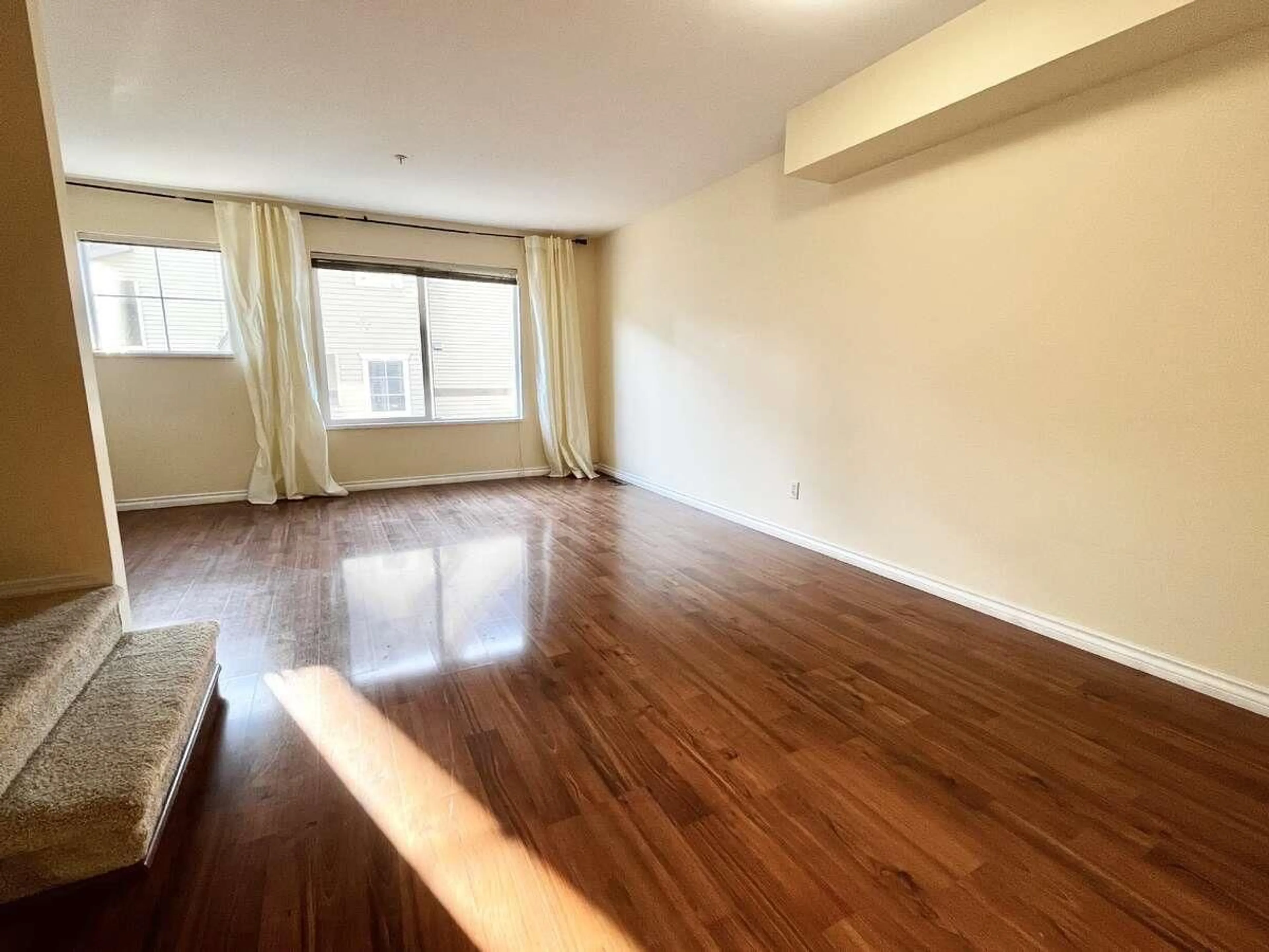 A pic of a room for 5 - 15355 26, Surrey British Columbia V4P1C4