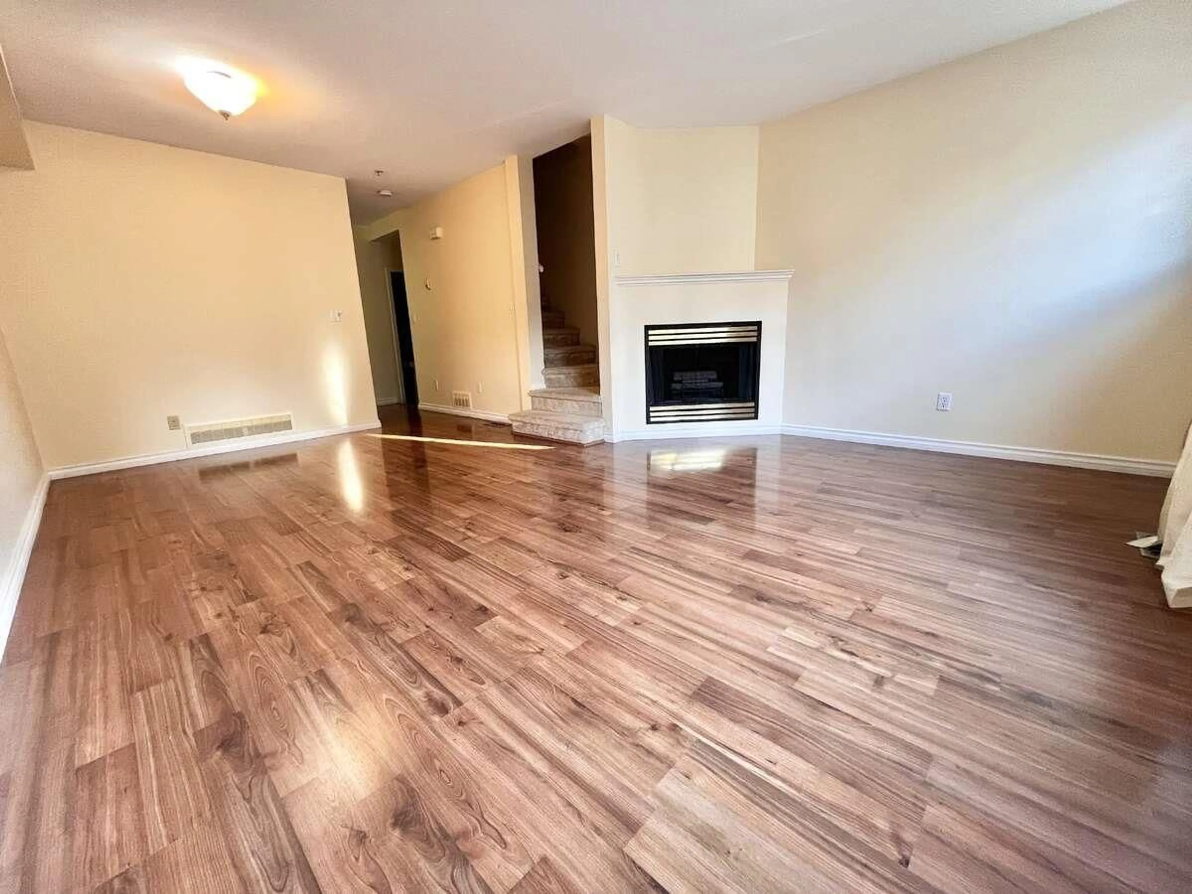 A pic of a room for 5 - 15355 26, Surrey British Columbia V4P1C4