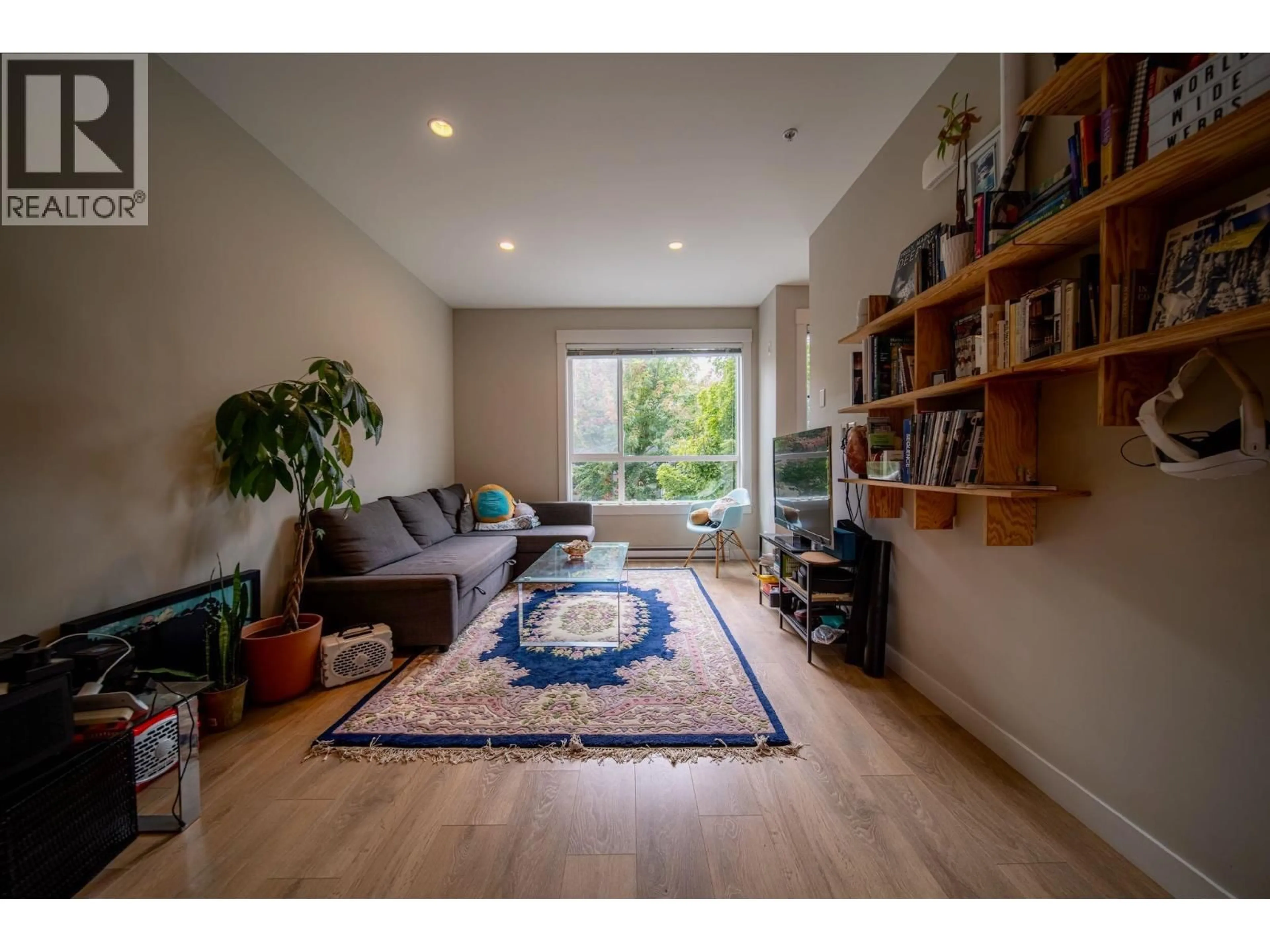 Living room with furniture, wood/laminate floor for 21 - 38684 BUCKLEY AVENUE, Squamish British Columbia V8B0M4