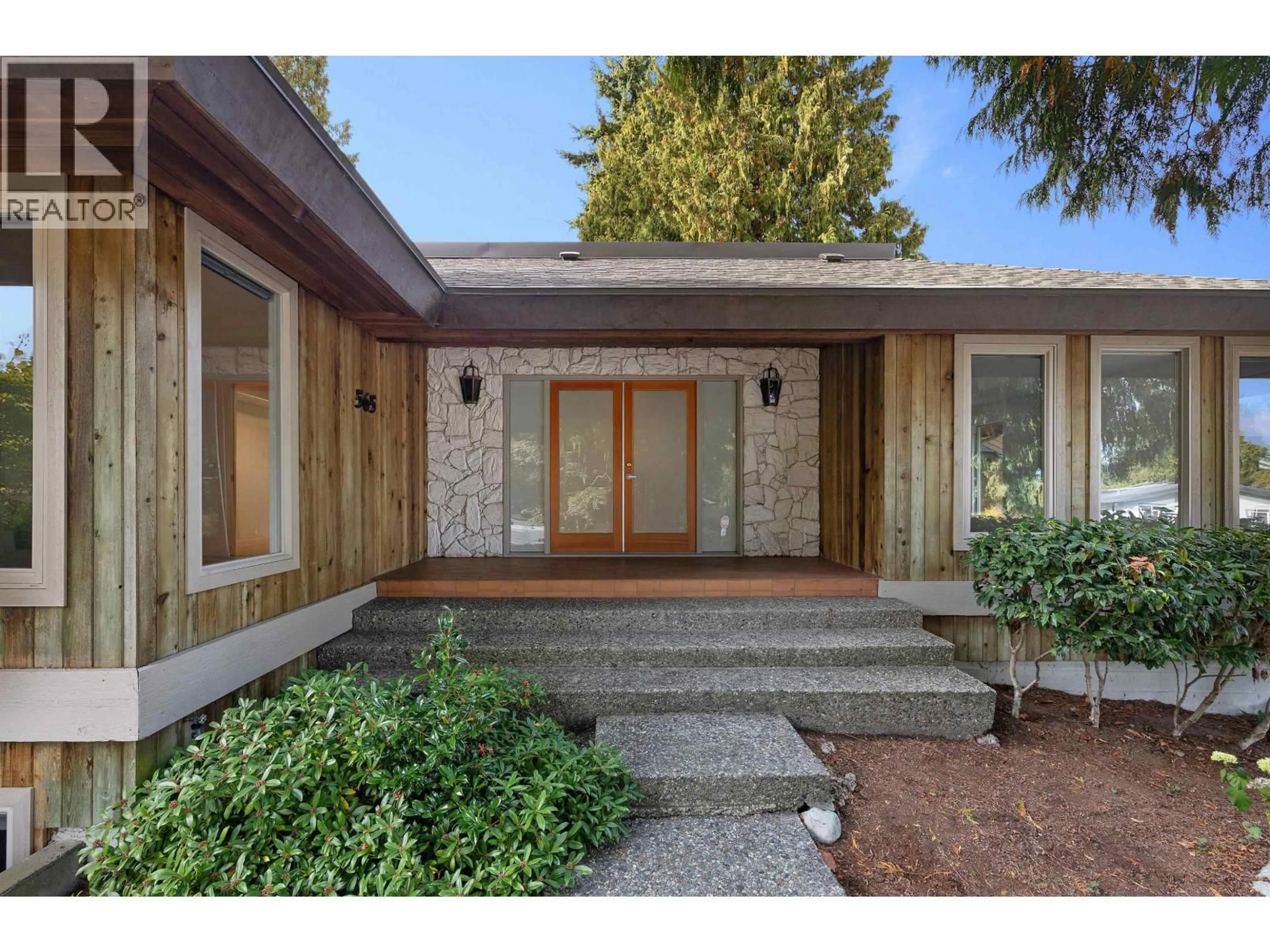 Indoor entryway for 565 TRALEE CRESCENT, Delta British Columbia V4M3R9