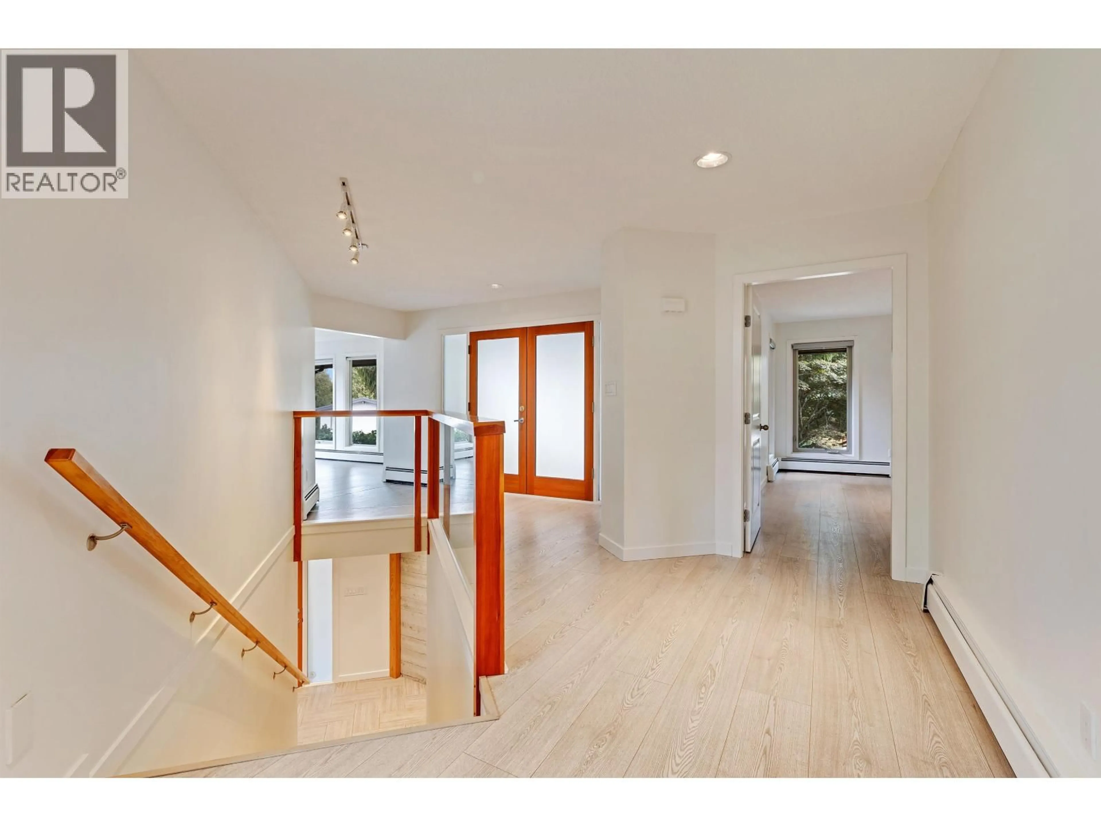 Indoor foyer for 565 TRALEE CRESCENT, Delta British Columbia V4M3R9