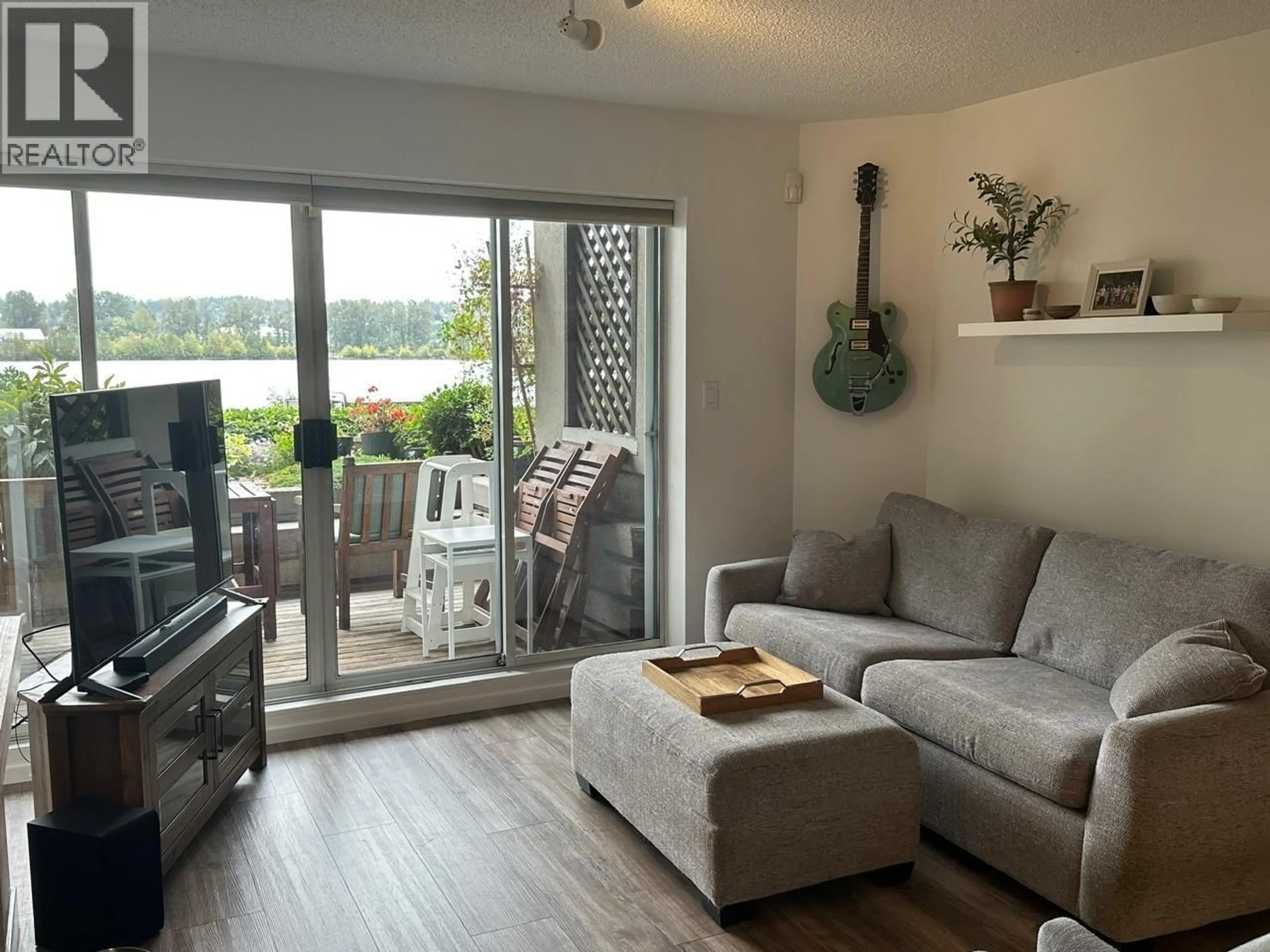 Living room with furniture, wood/laminate floor for 103 - 3 K DE K COURT, New Westminster British Columbia V3M6B6