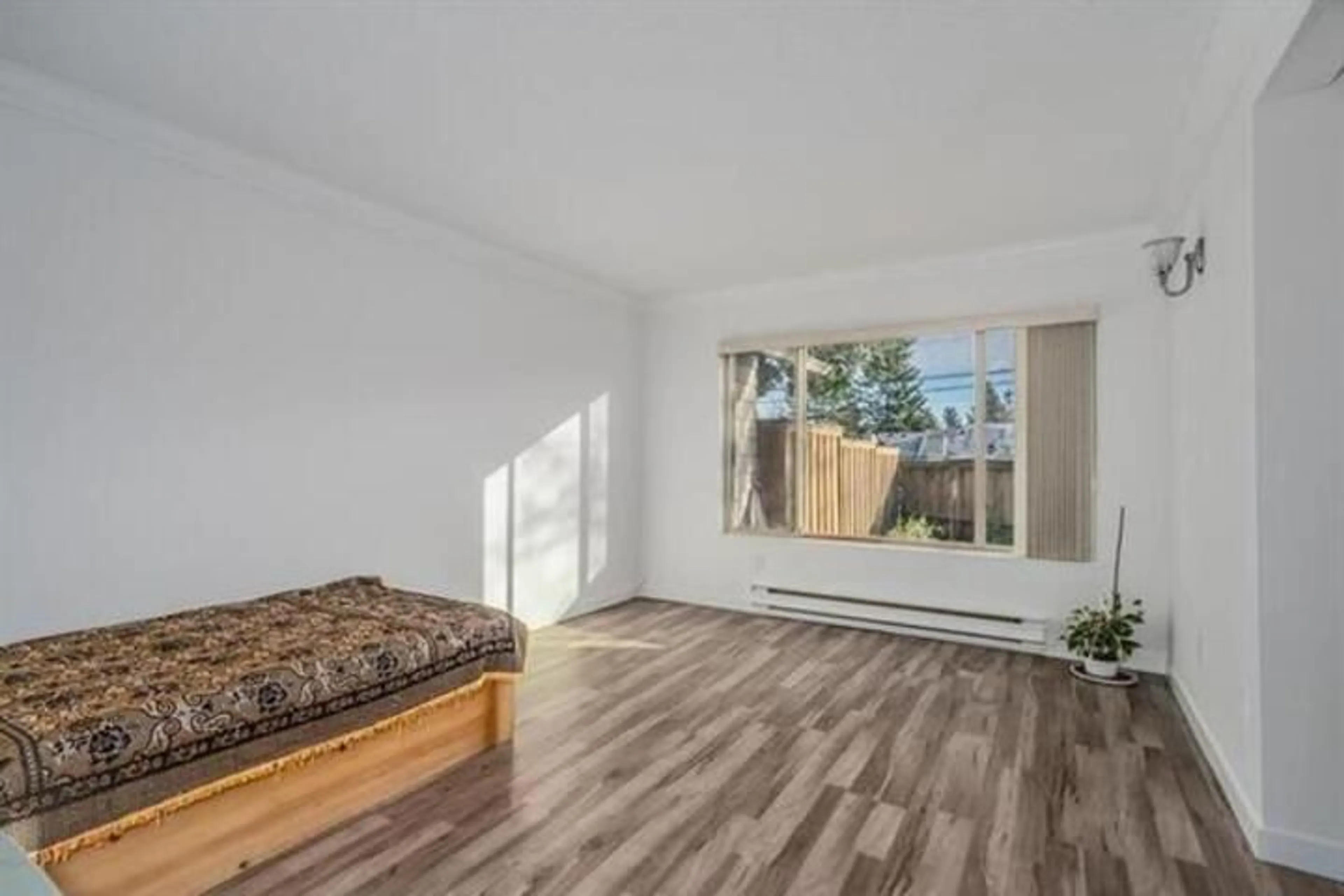 A pic of a room for 2 - 3075 TRETHEWEY, Abbotsford British Columbia V2T3R4