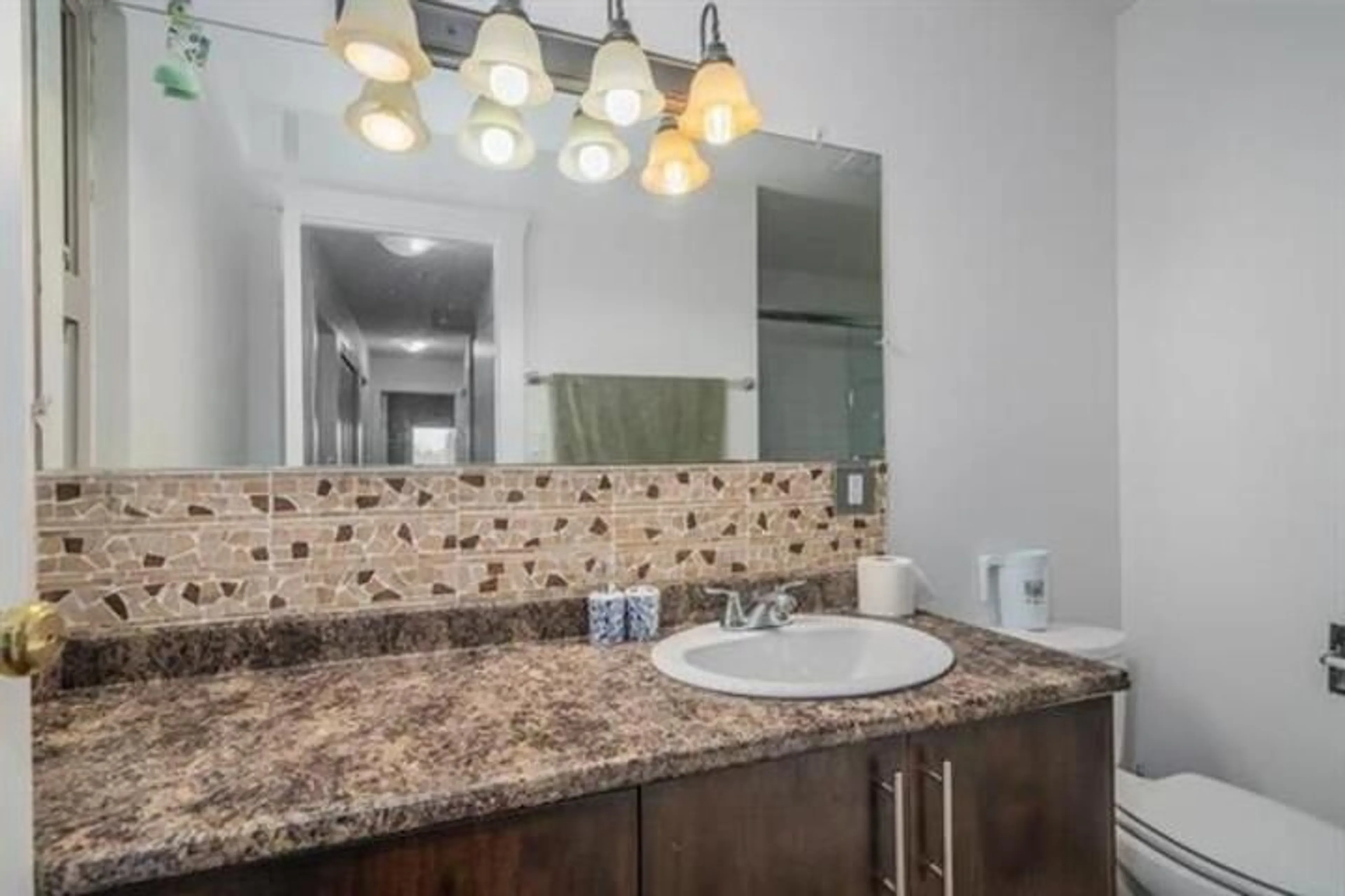 Standard bathroom, ceramic/tile floor for 2 - 3075 TRETHEWEY, Abbotsford British Columbia V2T3R4