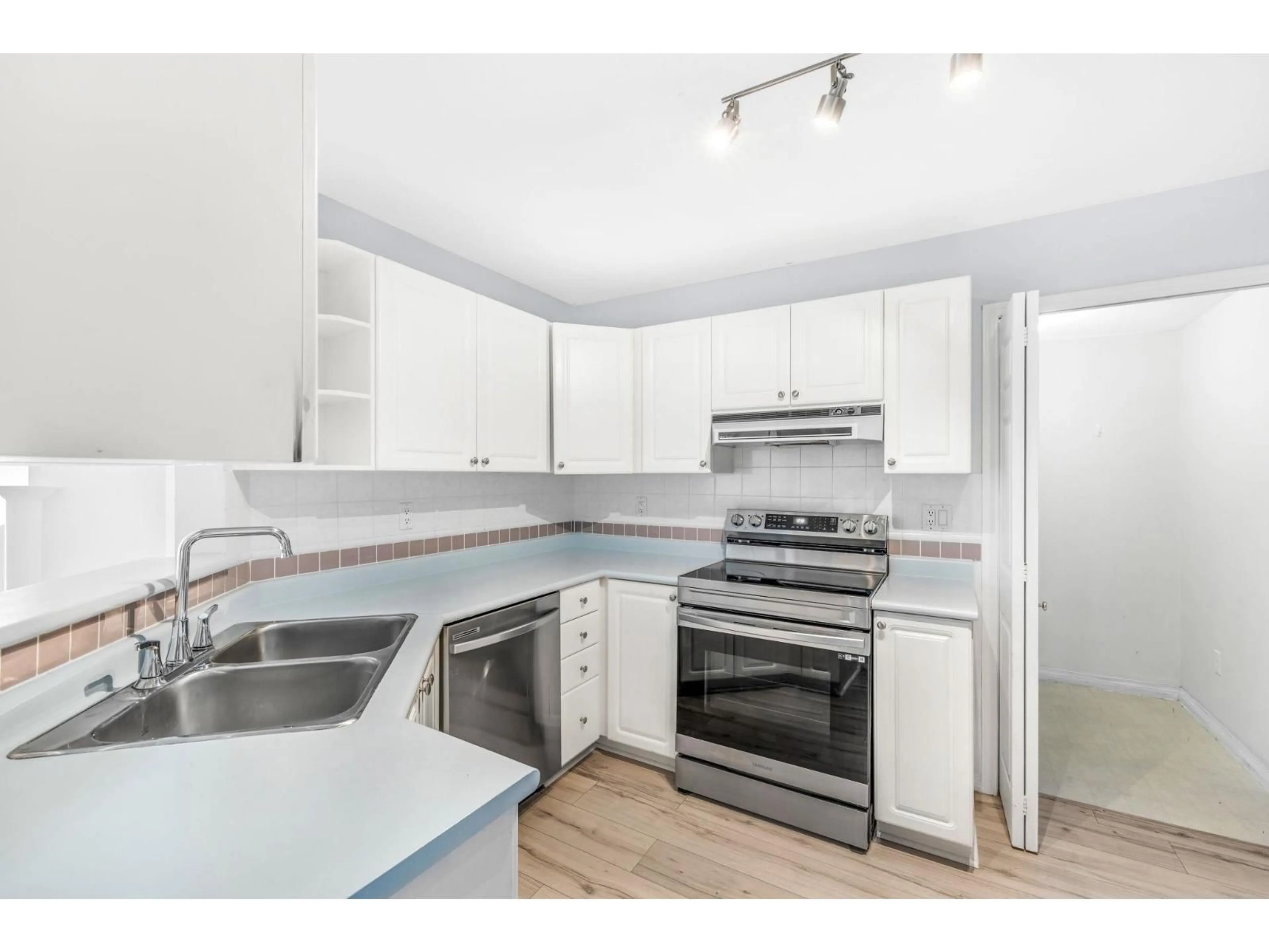 Standard kitchen, unknown for 212 - 7151 121, Surrey British Columbia V3W0E7