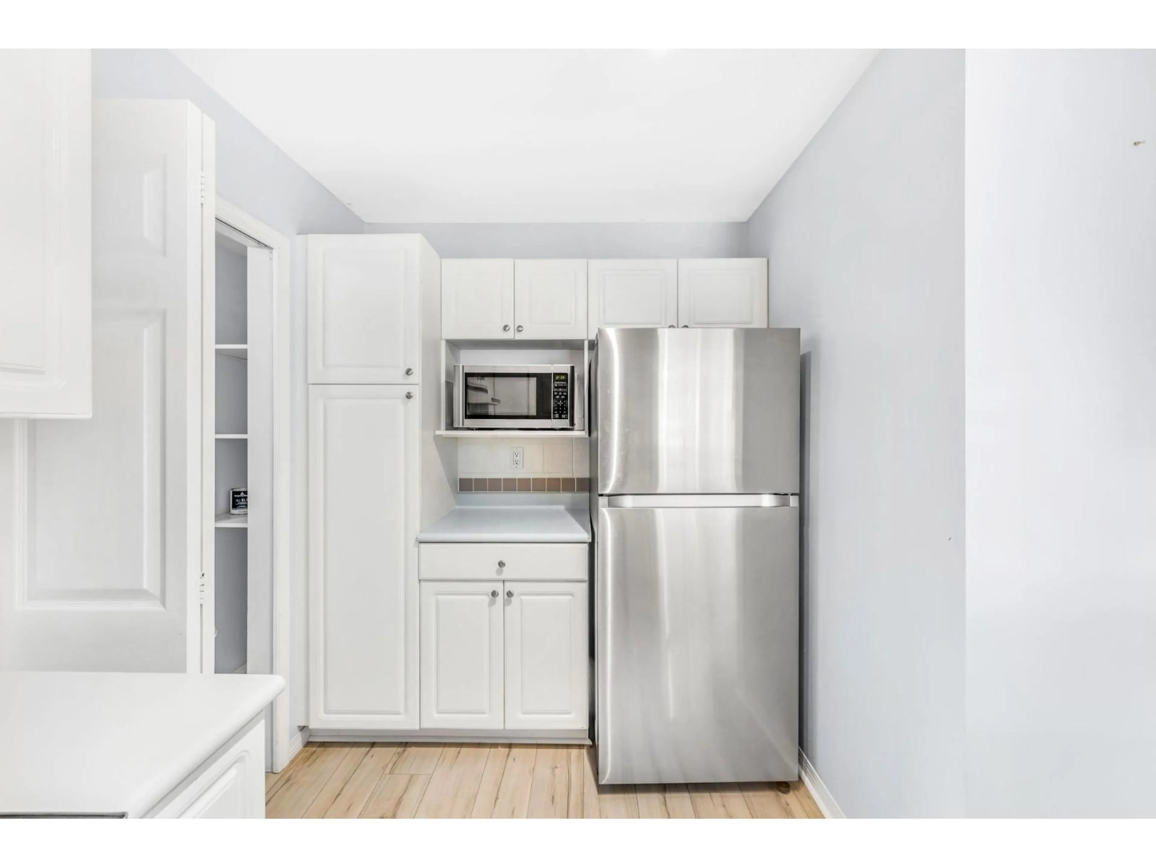 Standard kitchen, unknown for 212 - 7151 121, Surrey British Columbia V3W0E7