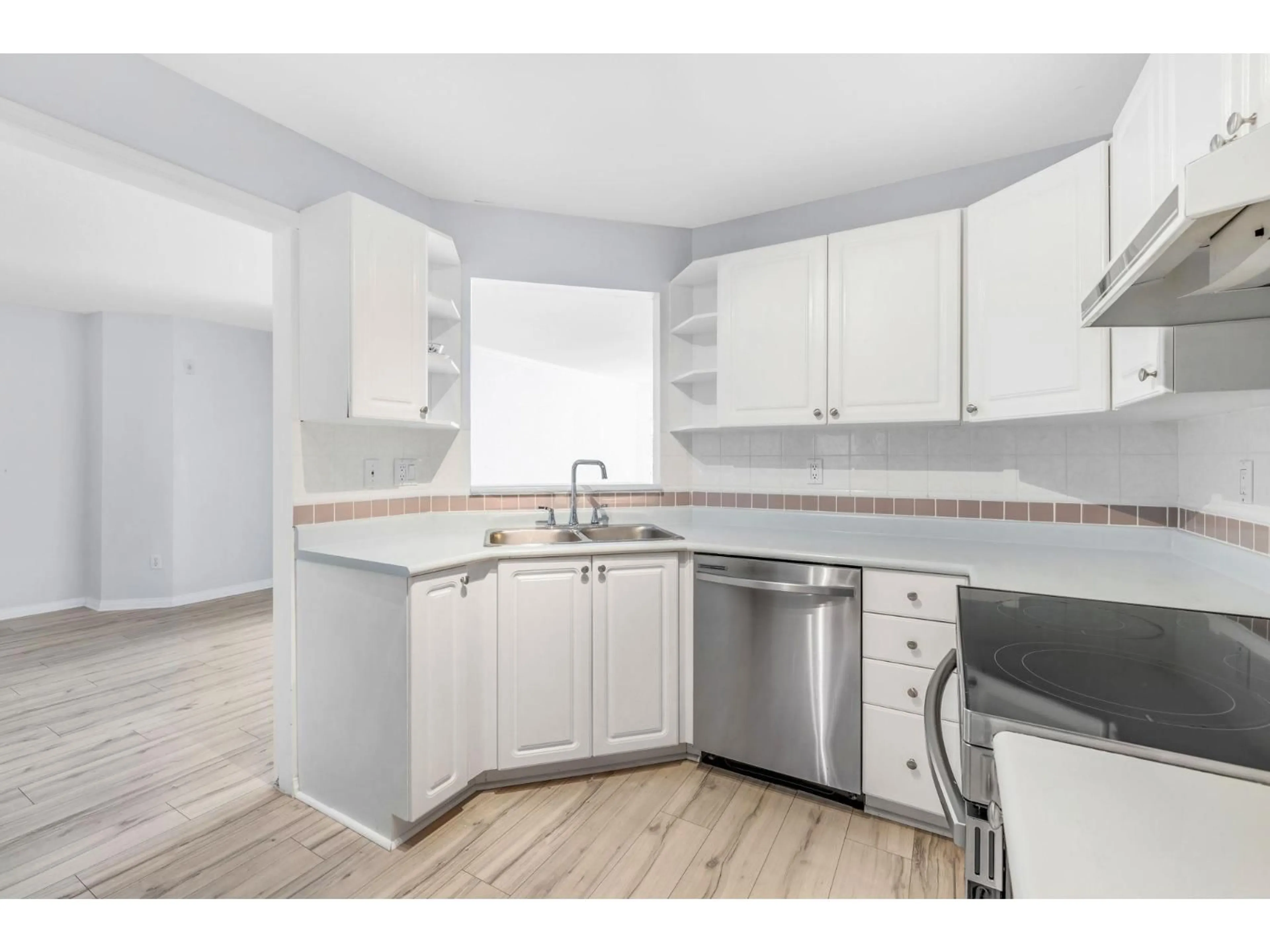 Standard kitchen, unknown for 212 - 7151 121, Surrey British Columbia V3W0E7