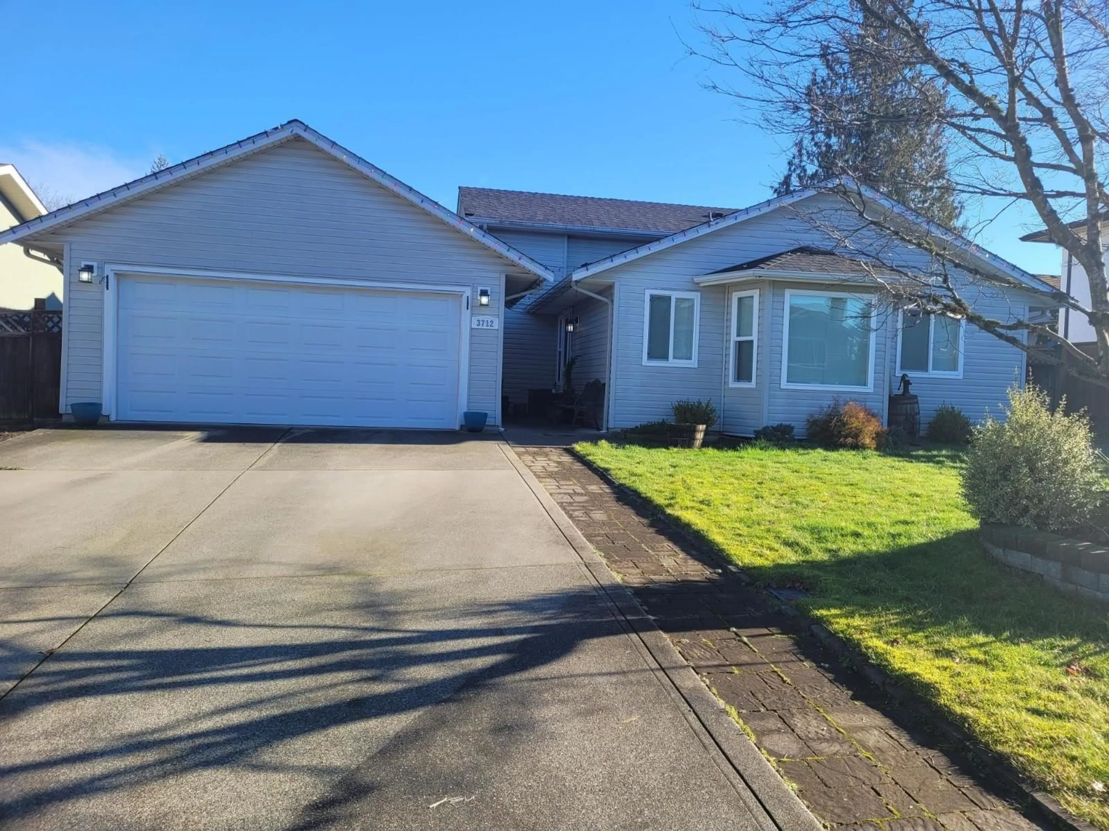 Home with vinyl exterior material, street for 3712 DUNSMUIR, Abbotsford British Columbia V2S6J2