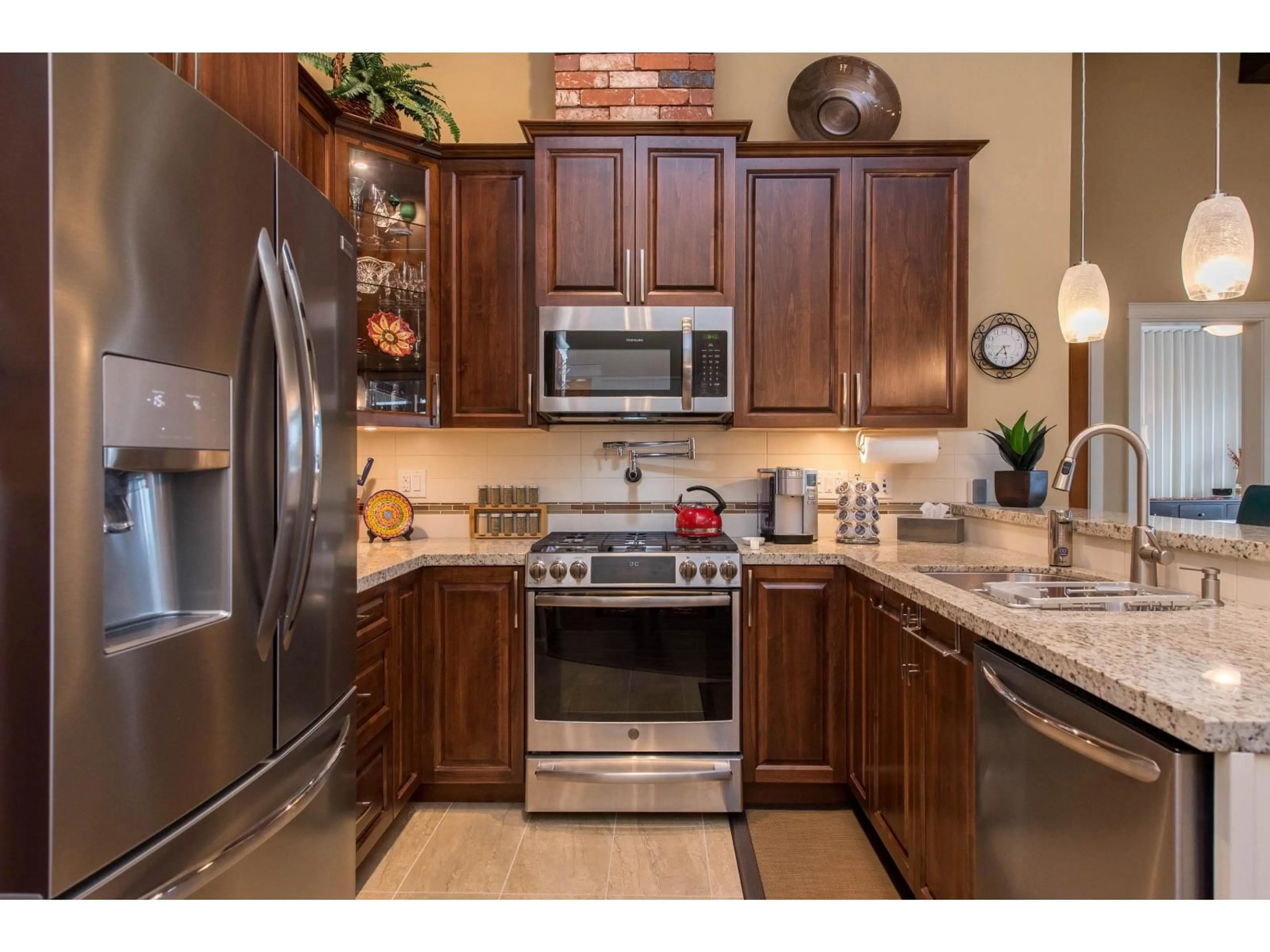 Open concept kitchen, ceramic/tile floor for 607 - 32445 SIMON, Abbotsford British Columbia V2T0G7