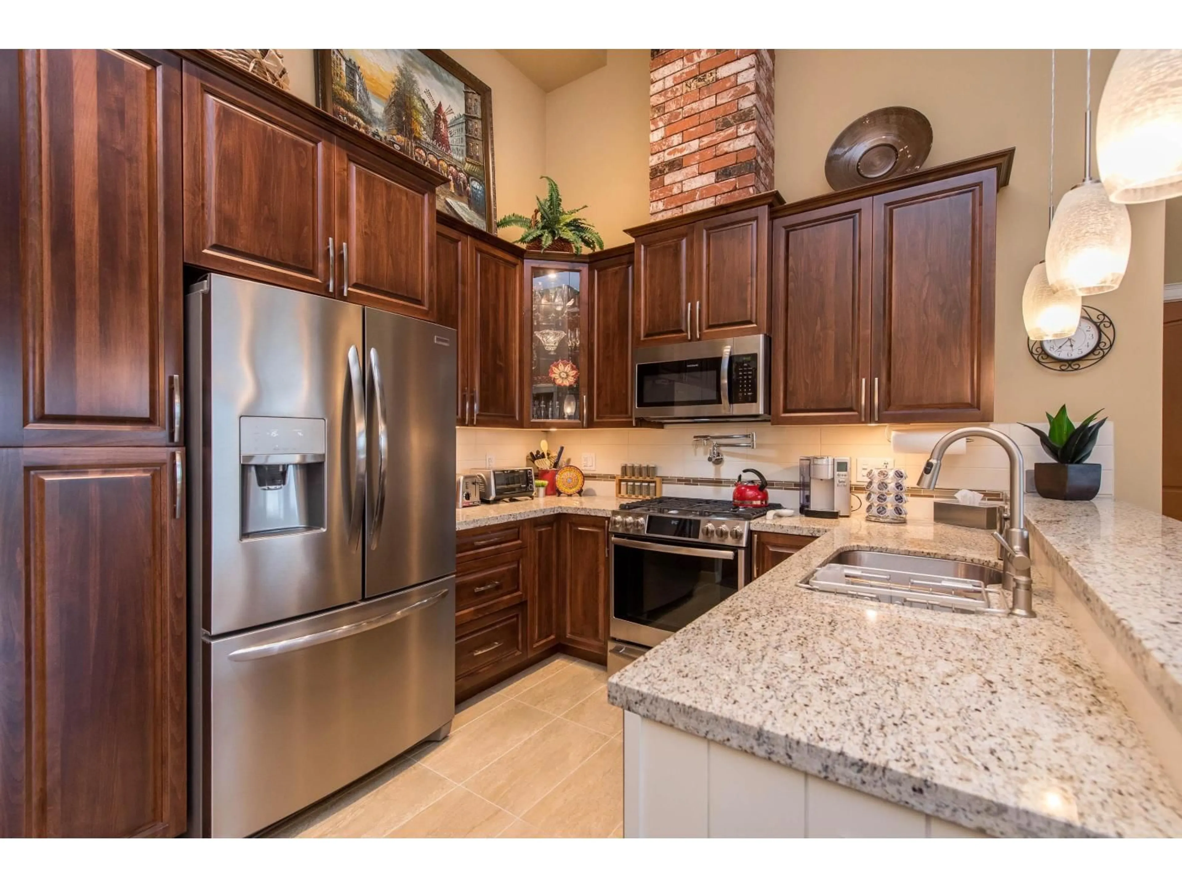 Open concept kitchen, ceramic/tile floor for 607 - 32445 SIMON, Abbotsford British Columbia V2T0G7