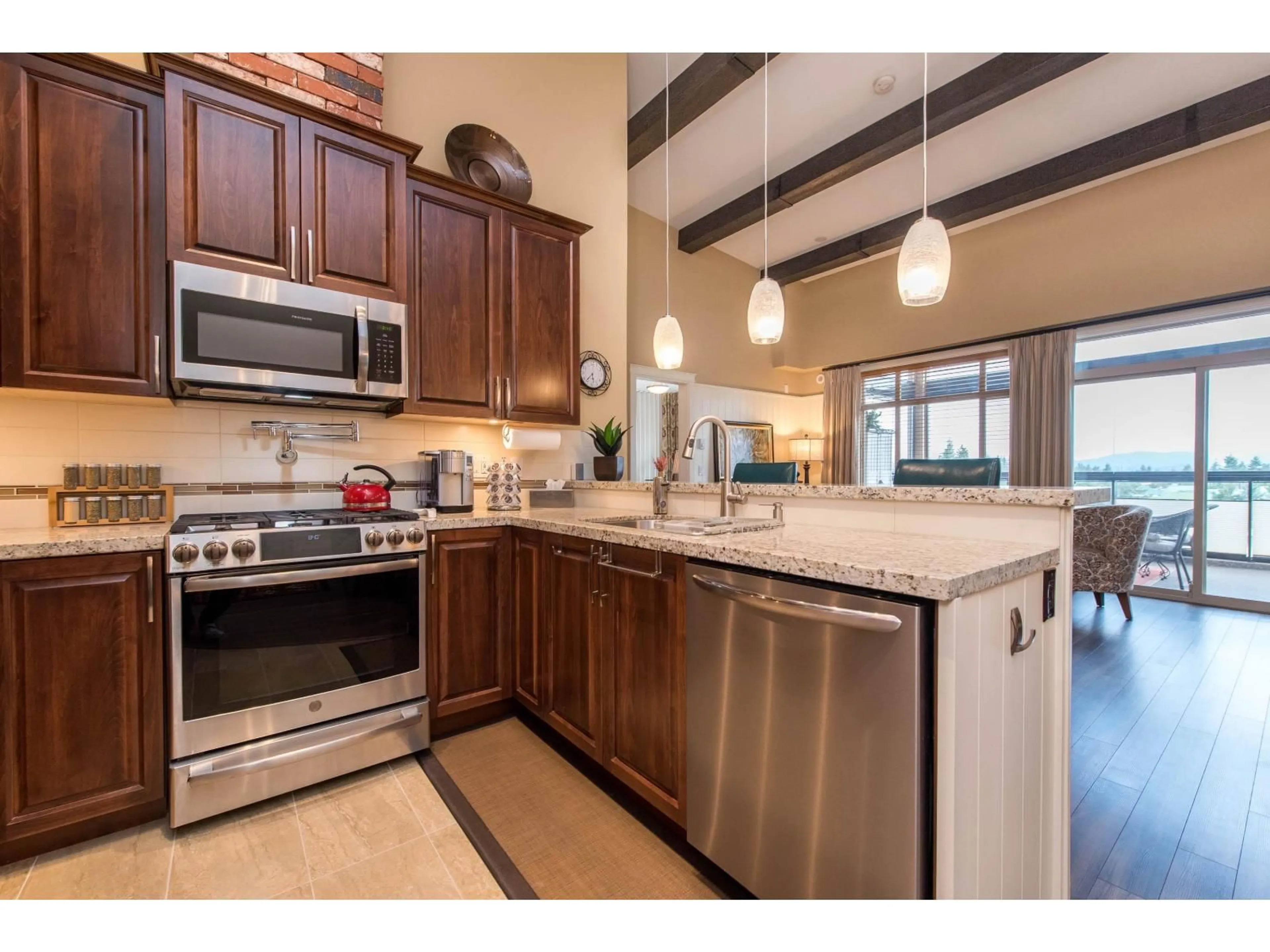Open concept kitchen, ceramic/tile floor for 607 - 32445 SIMON, Abbotsford British Columbia V2T0G7