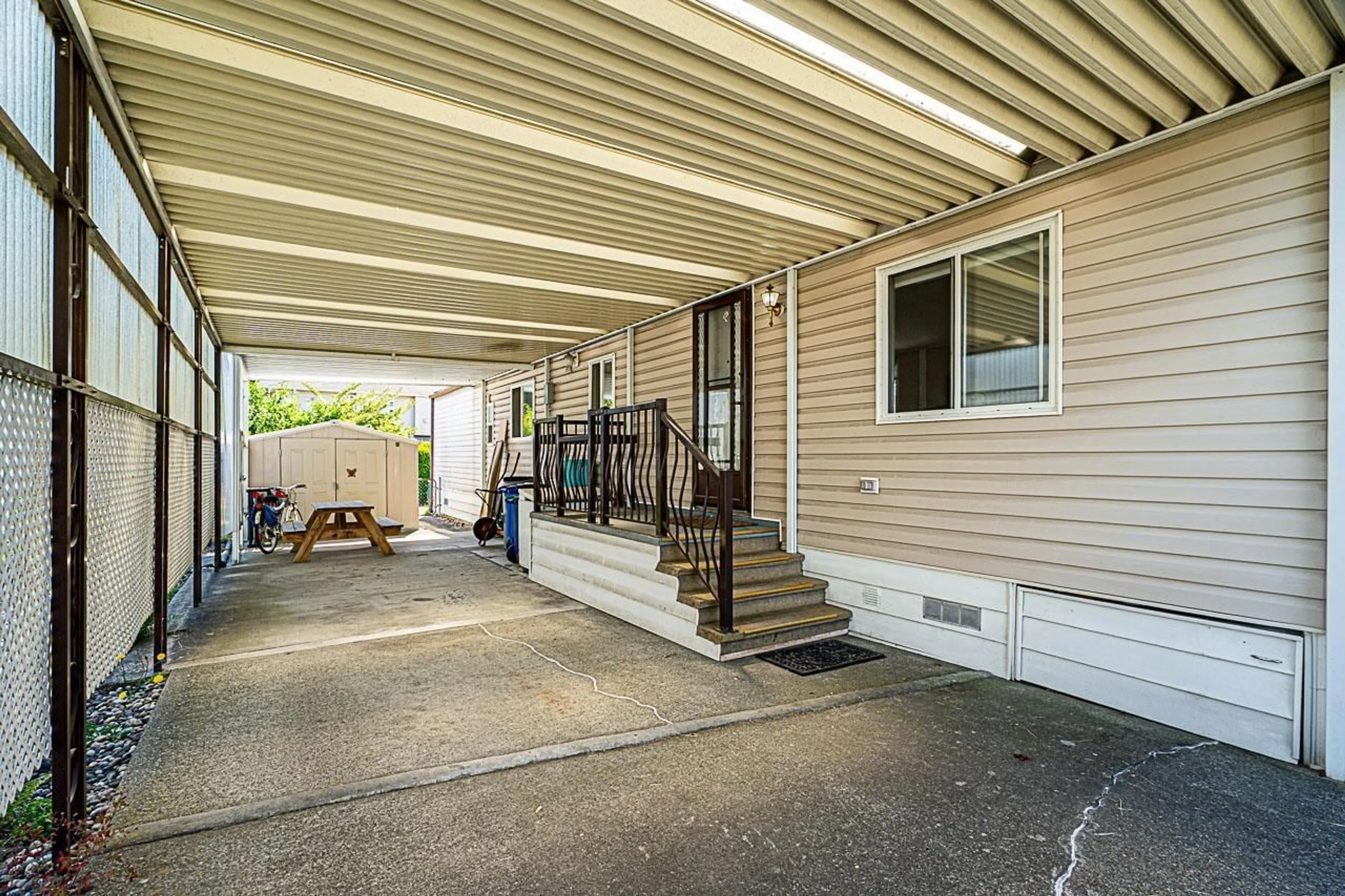 Indoor garage for 6 - 8670 156, Surrey British Columbia V3S3S1