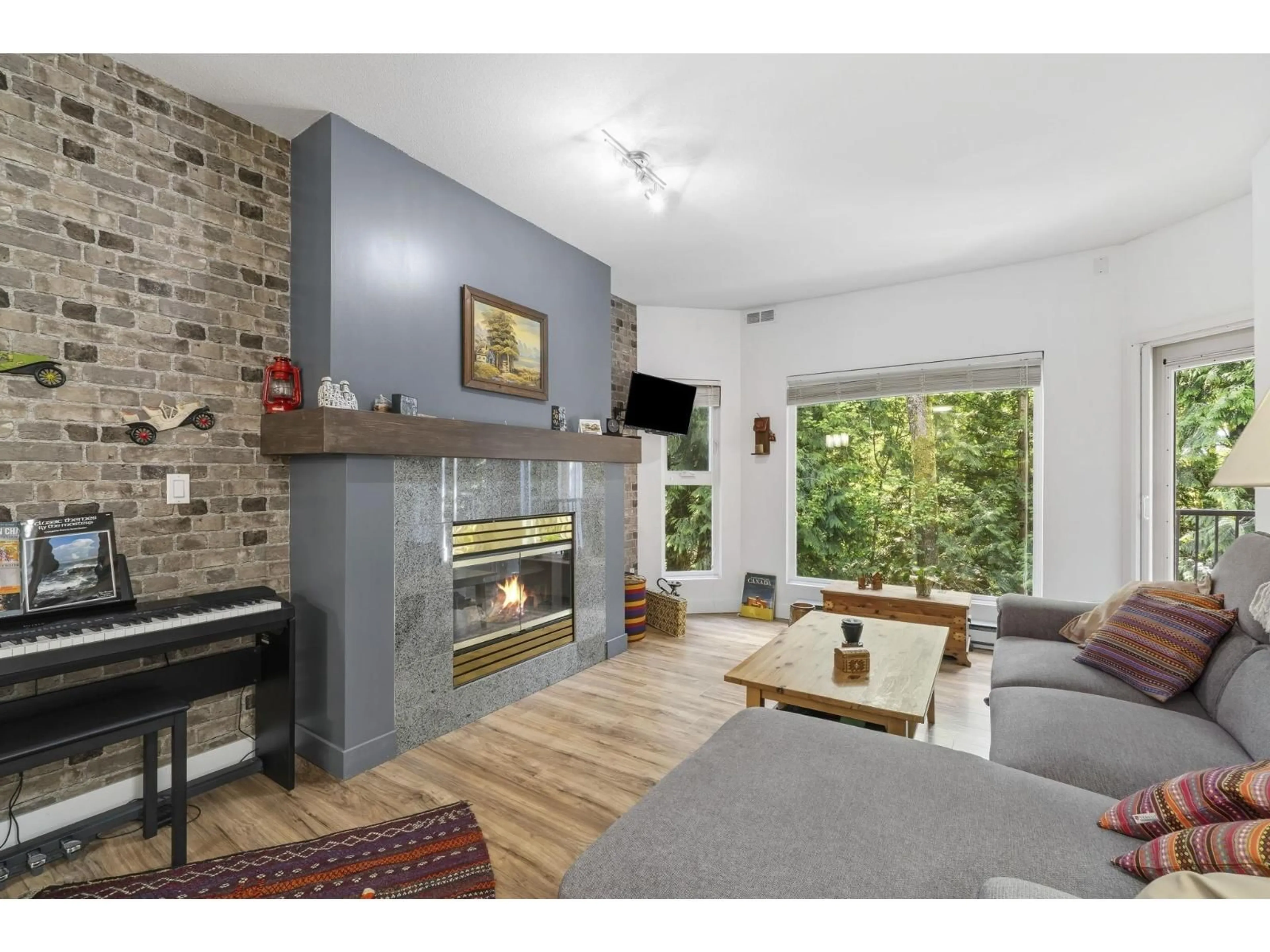 Living room with furniture, wood/laminate floor for 207 - 10320 156, Surrey British Columbia V3R4L8