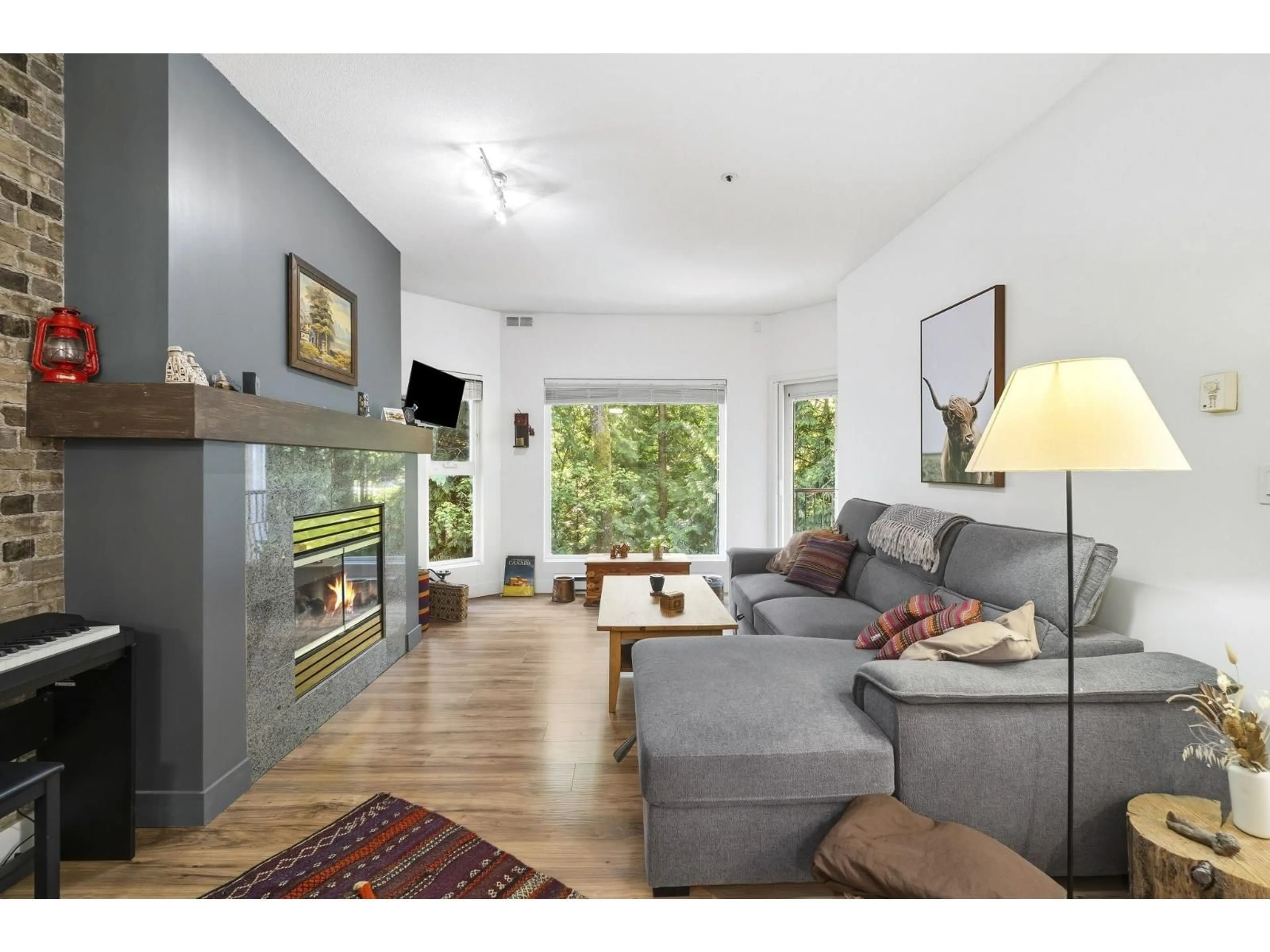 Living room with furniture, wood/laminate floor for 207 - 10320 156, Surrey British Columbia V3R4L8
