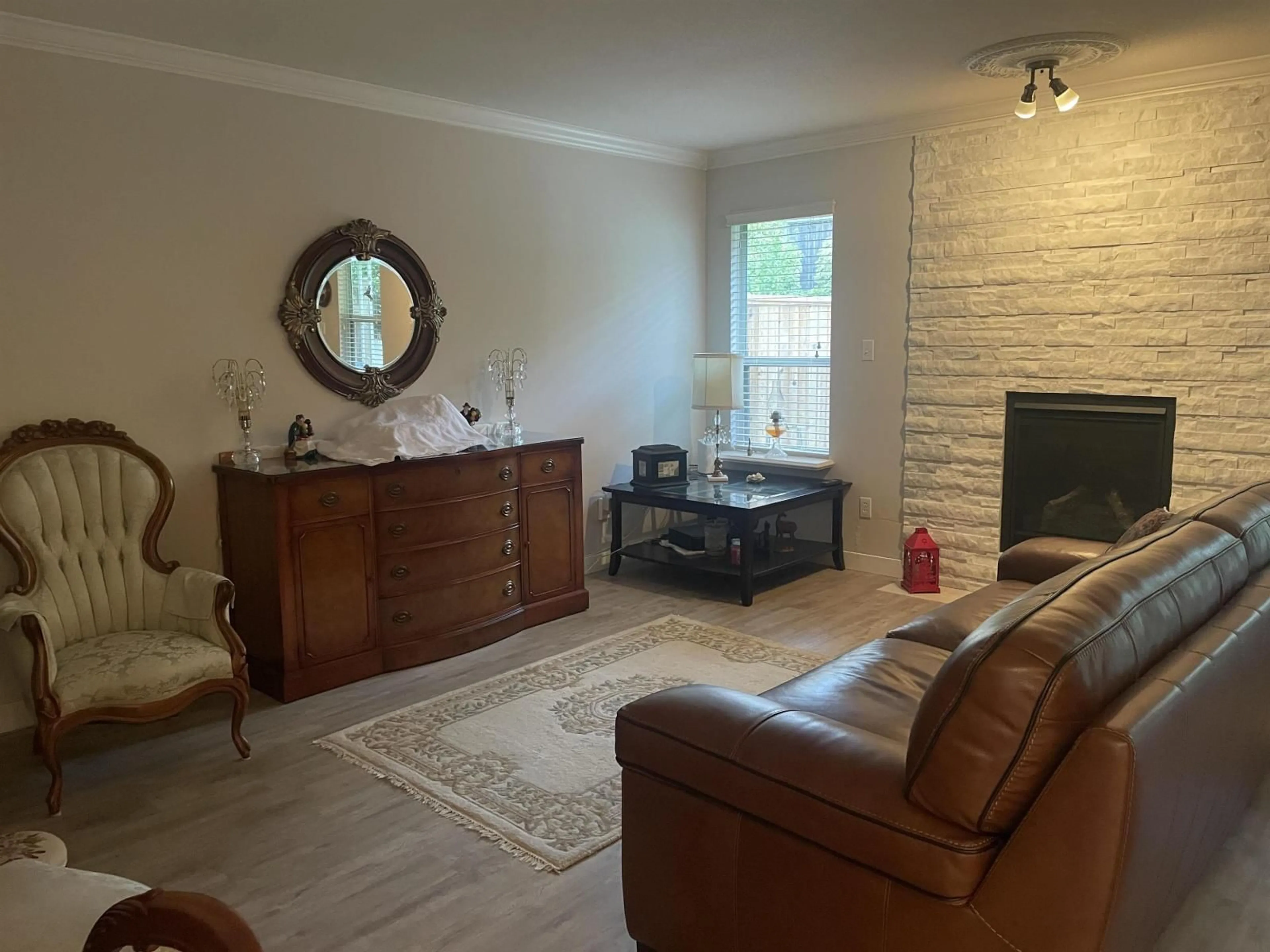 Living room with furniture, wood/laminate floor for 18 - 32861 SHIKAZE, Mission British Columbia V2V6M6