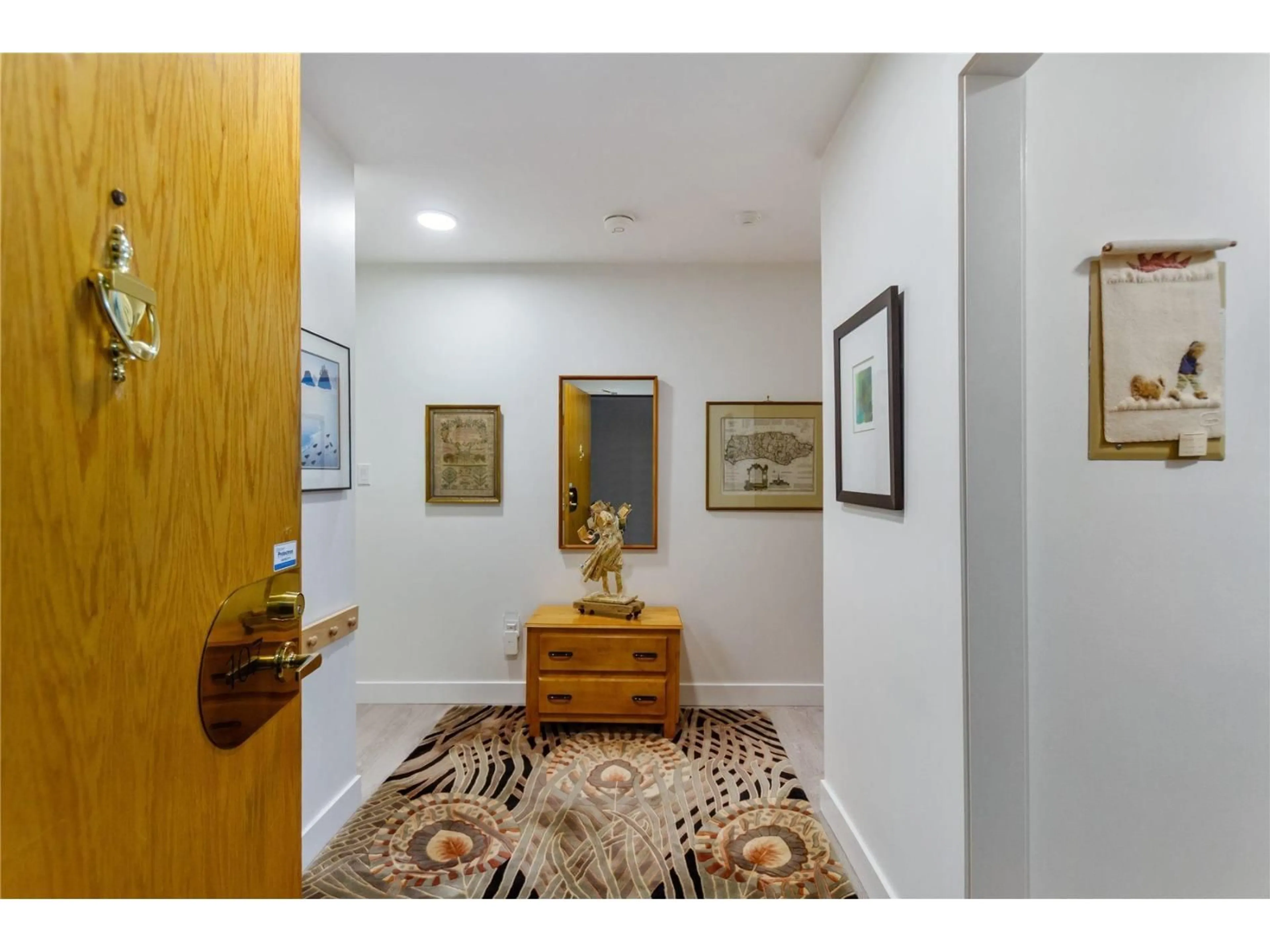 Indoor foyer for 107 - 15300 17, Surrey British Columbia V4A8Y6