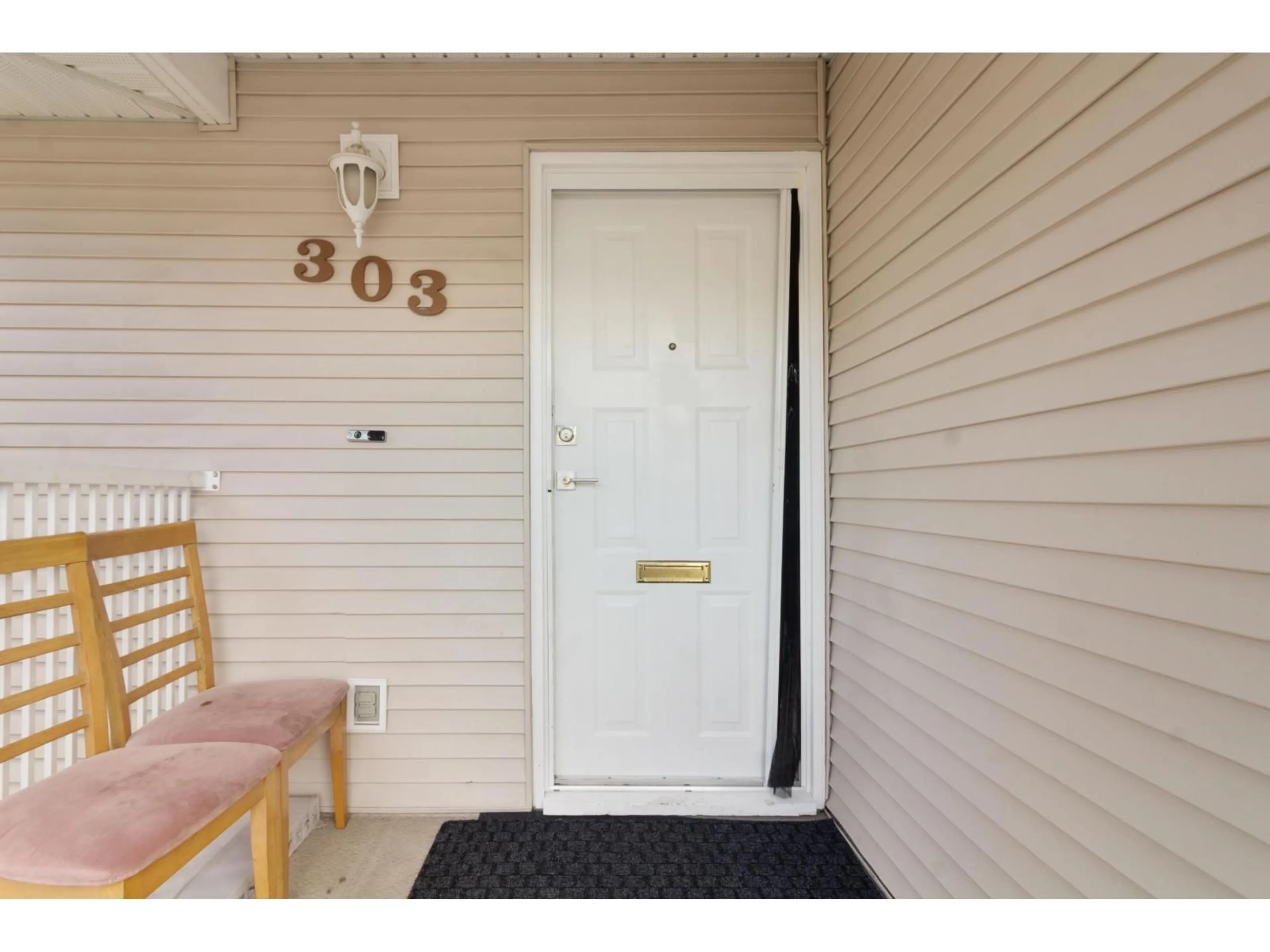 Indoor entryway for 303 - 13955 72, Surrey British Columbia V3W2P6