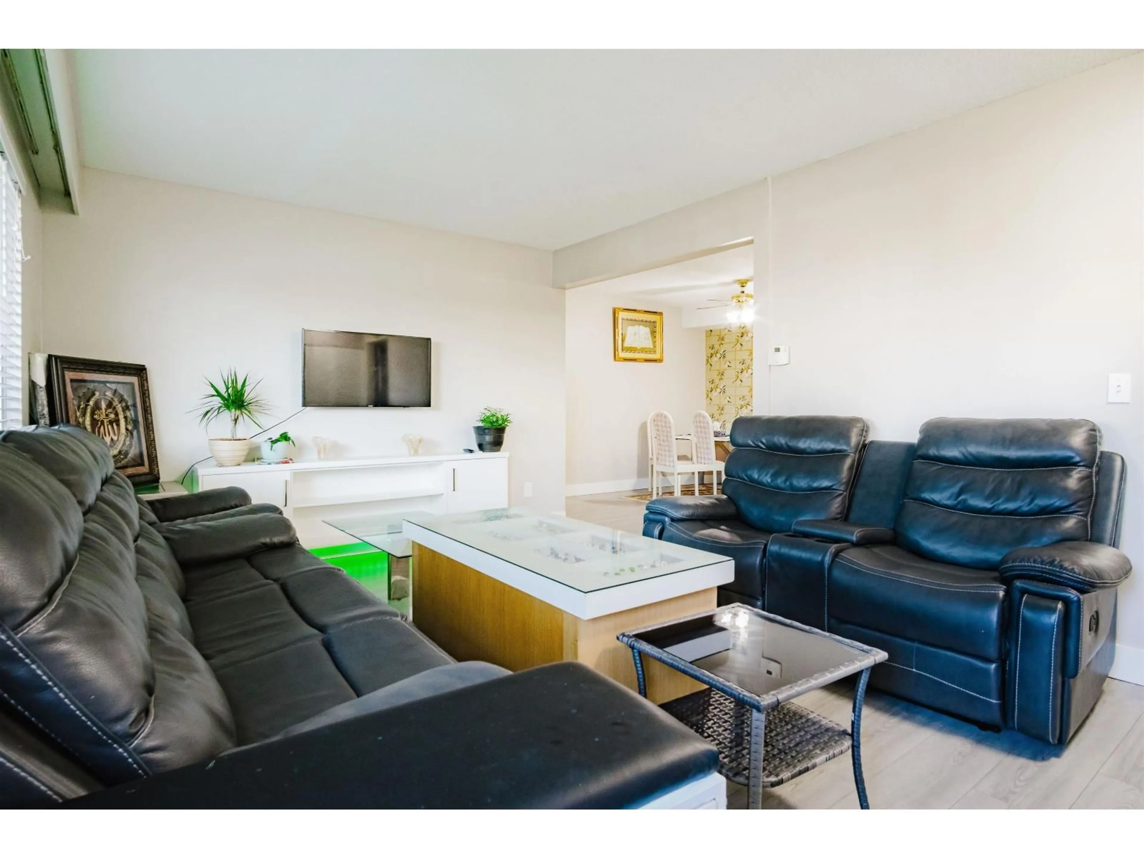 Living room with furniture, wood/laminate floor for 202 - 11901 89A, Delta British Columbia V4C3G8