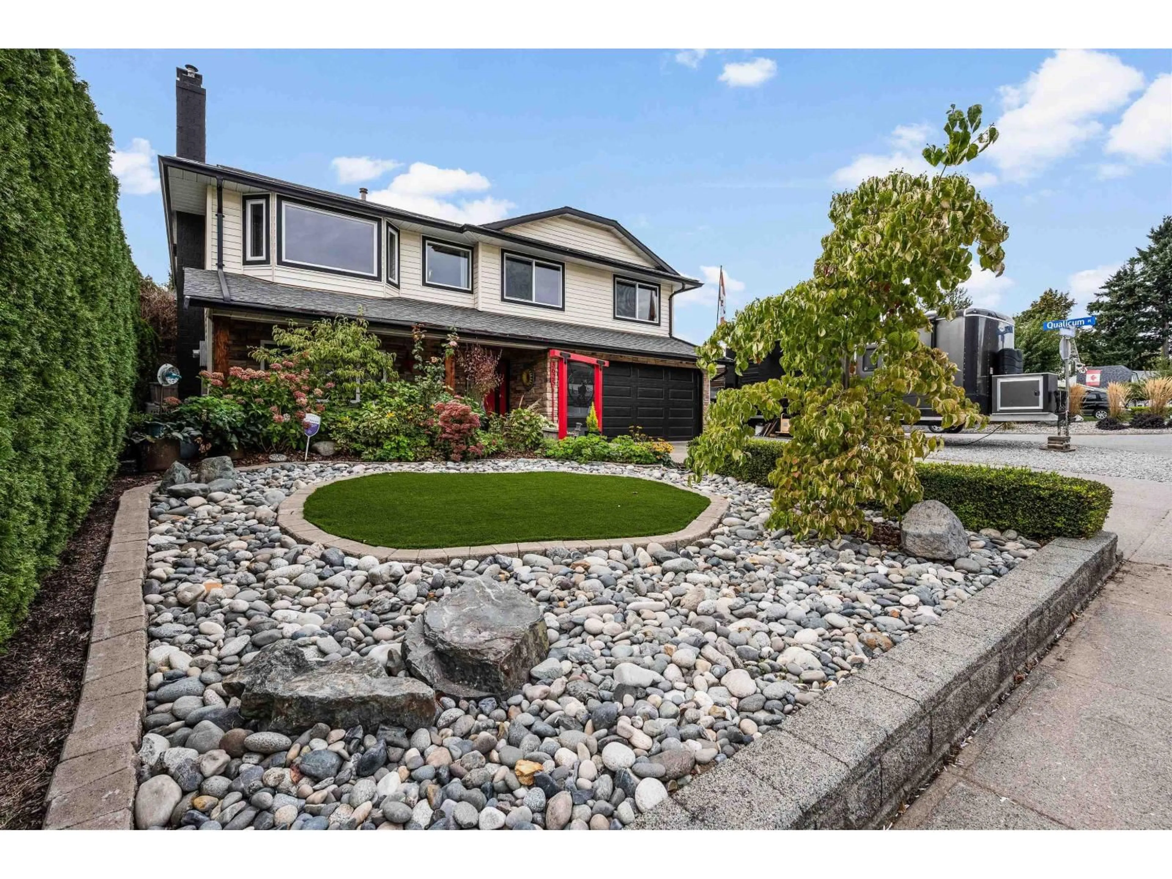 A pic from outside/outdoor area/front of a property/back of a property/a pic from drone, street for 3625 QUALICUM, Abbotsford British Columbia V2T5A6