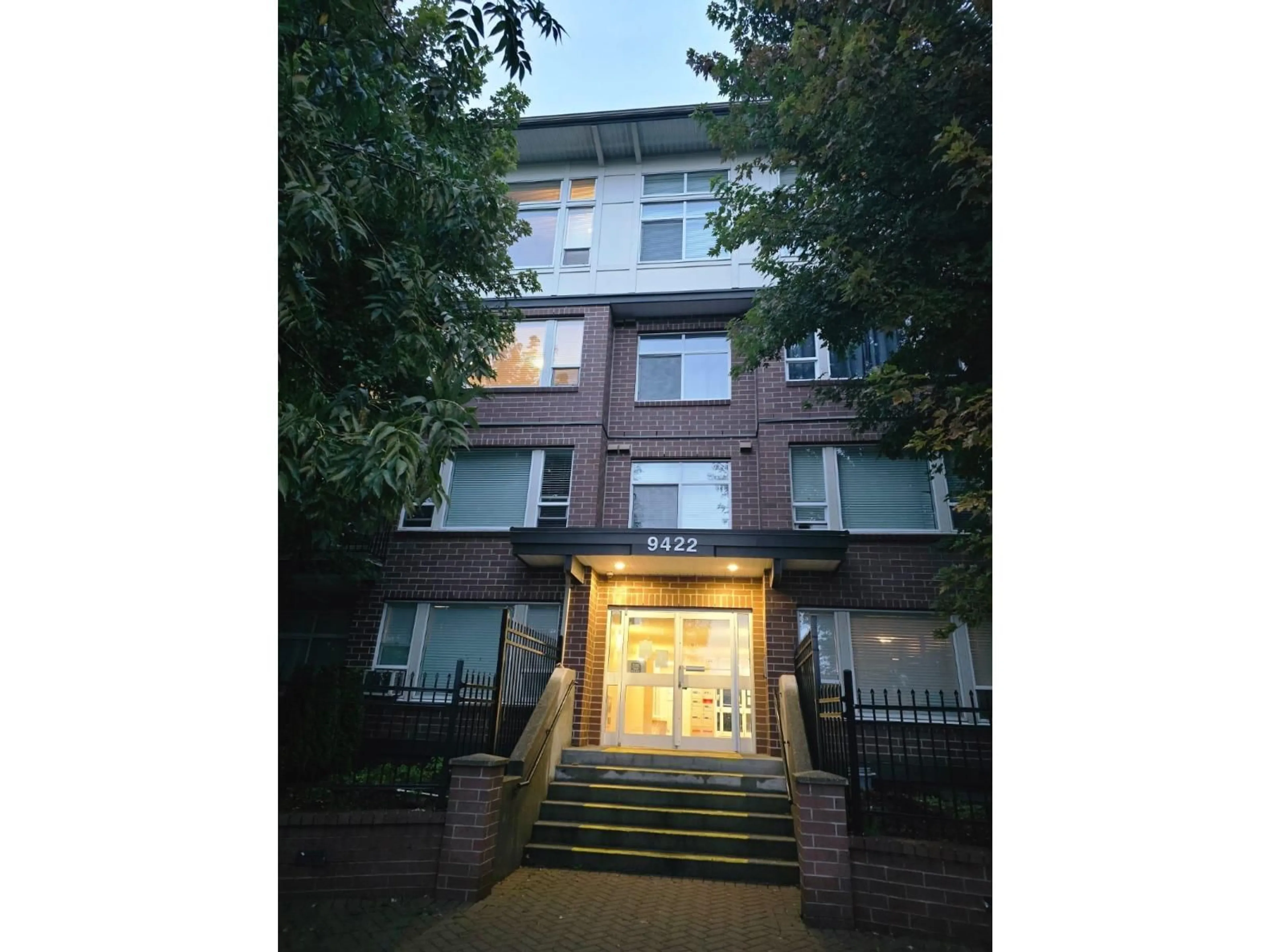 Indoor foyer for 213 - 9422 VICTOR STREET, Chilliwack British Columbia V2P0B8