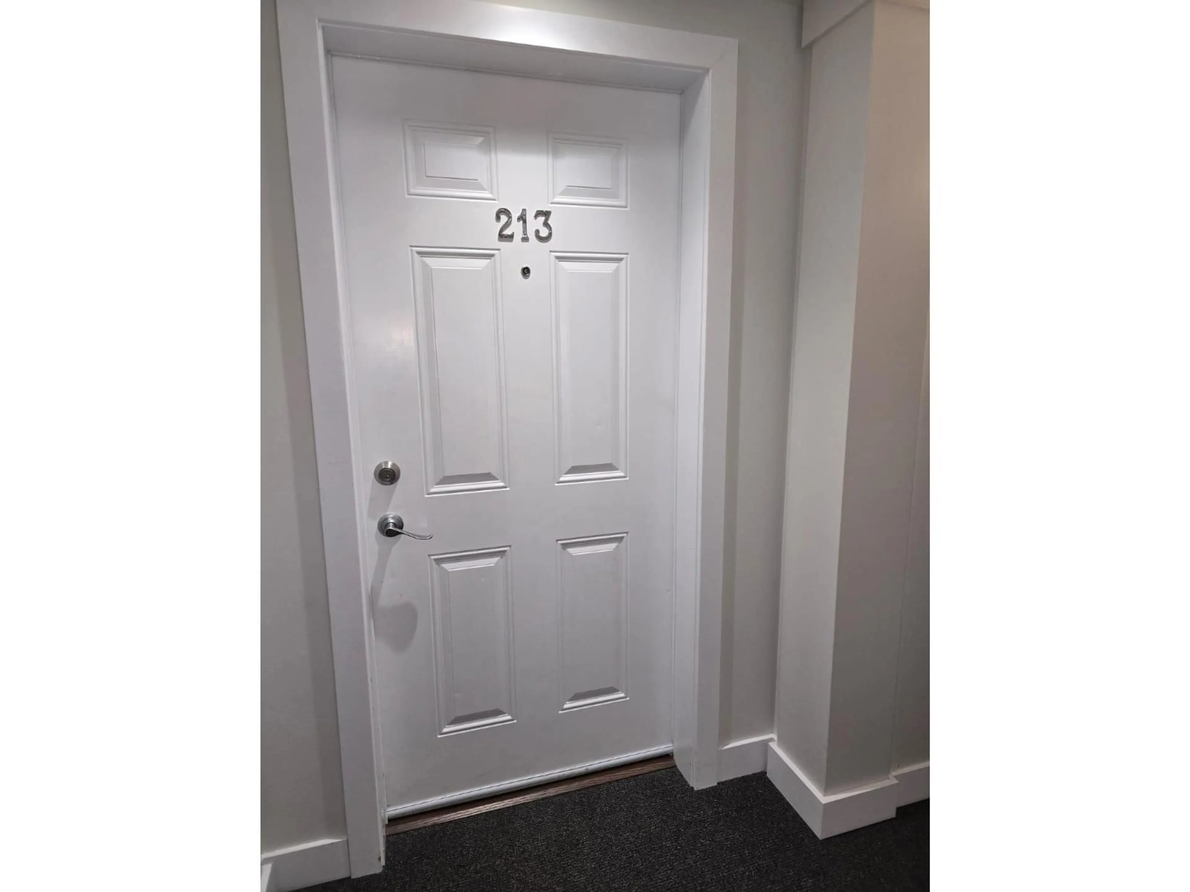 Indoor entryway for 213 - 9422 VICTOR STREET, Chilliwack British Columbia V2P0B8